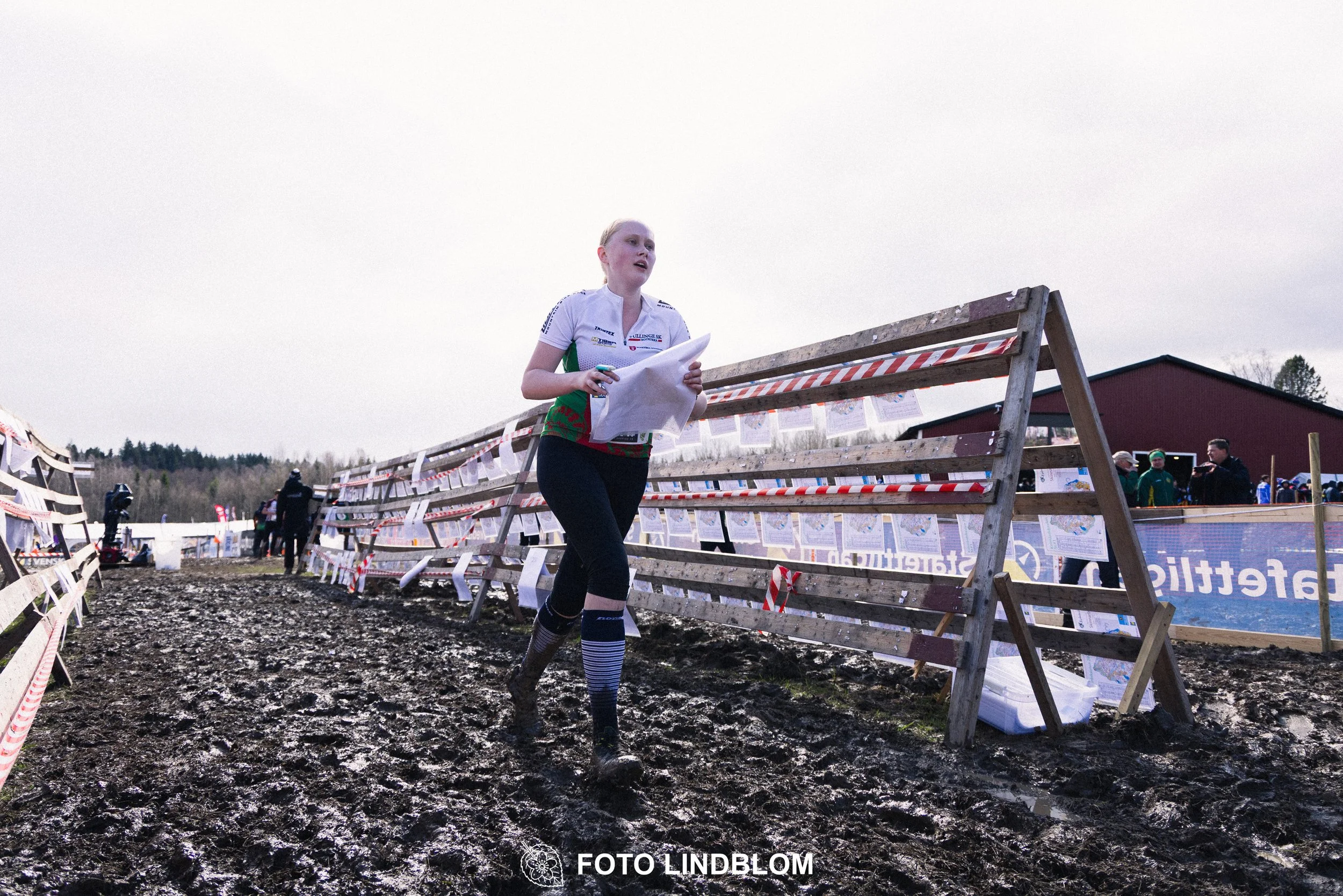 A photo from a Swedish relay orienteering event in Kolmården 2026, captured by Foto Lindblom.
