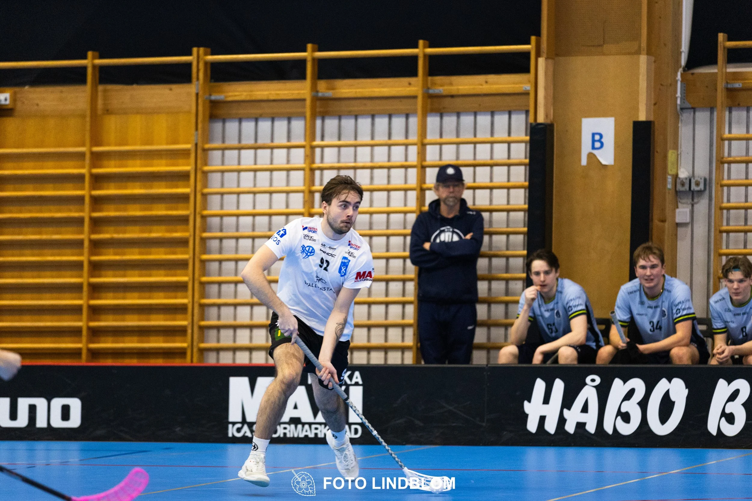 A picture of men playing floorball in Nacka IBK and FBC Sollentuna team gear