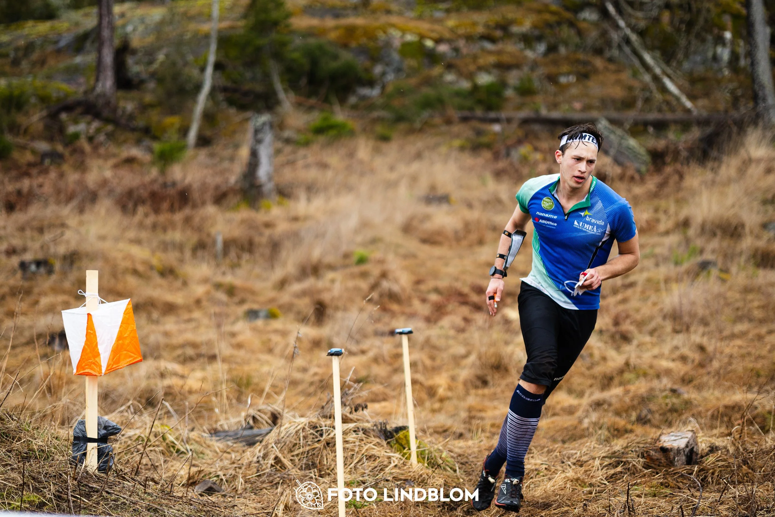 A moment from the 2026 Swedish League middle distance orienteering event in Kolmården, captured by Foto Lindblom.