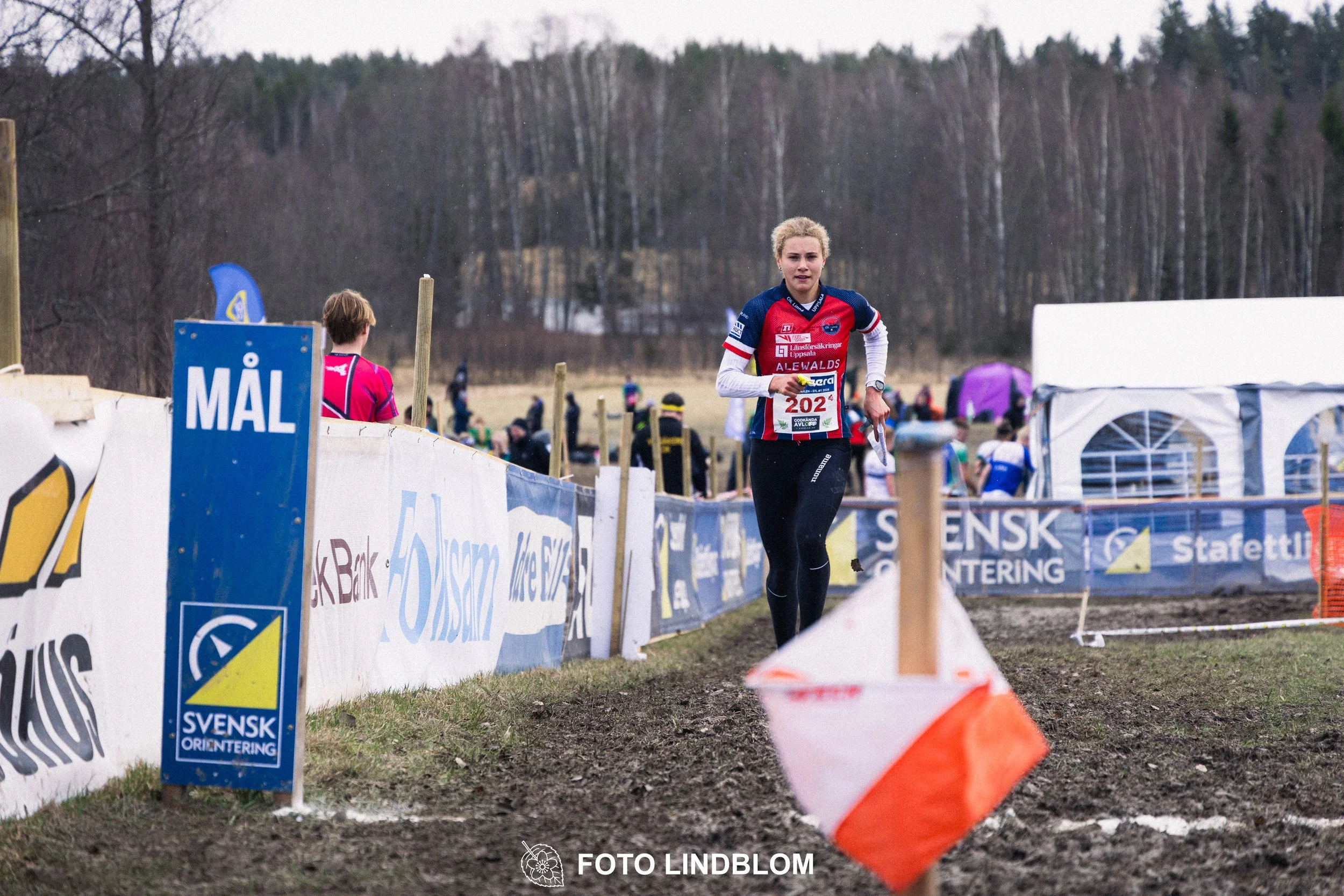 A photo from an orienteering relay race in Kolmården during spring 2026, showing Pia Young Vik, captured by Foto Lindblom.