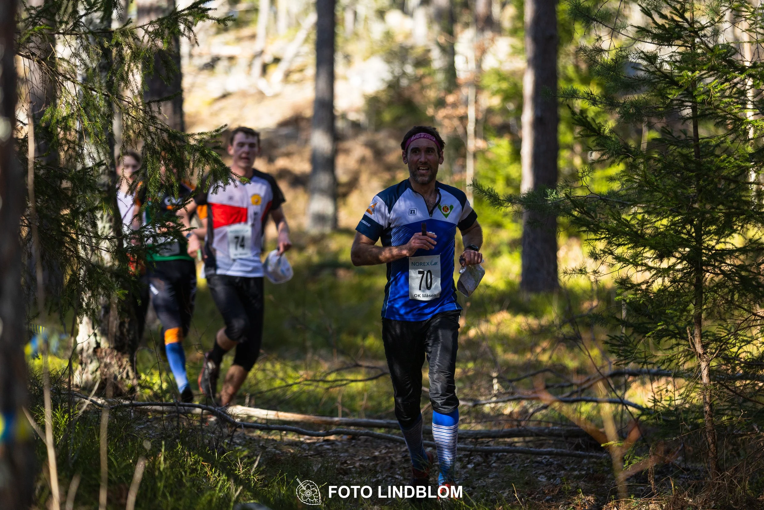 Team relay action at Måsenstafetten 2026, an orienteering competition in forest terrain, photographed by Foto Lindblom.