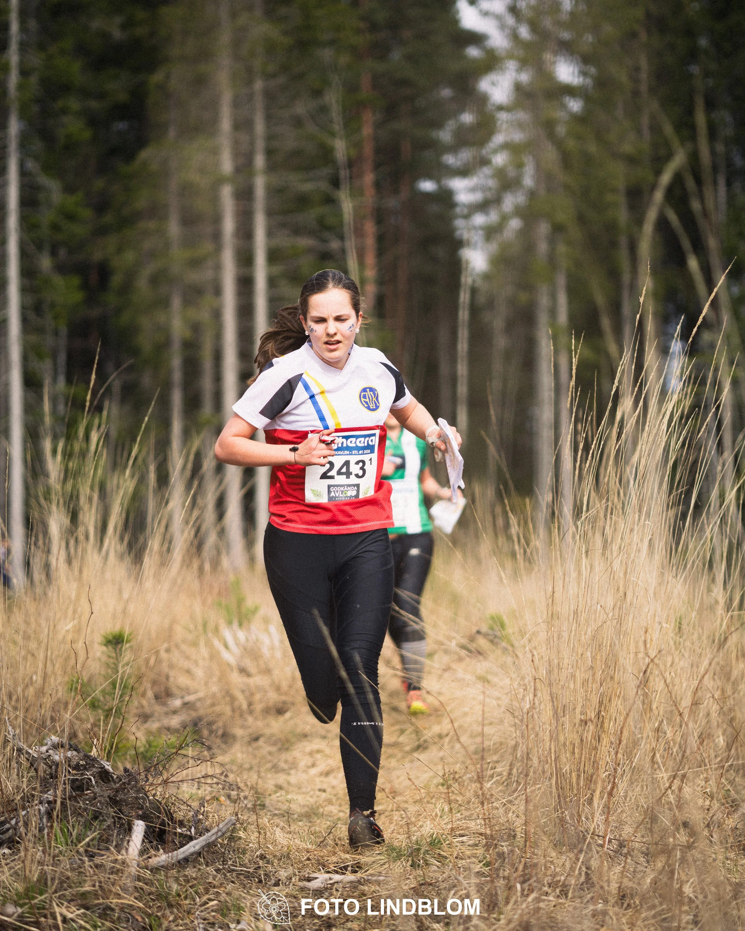 A photo from a Swedish relay orienteering event in Kolmården 2026, captured by Foto Lindblom.