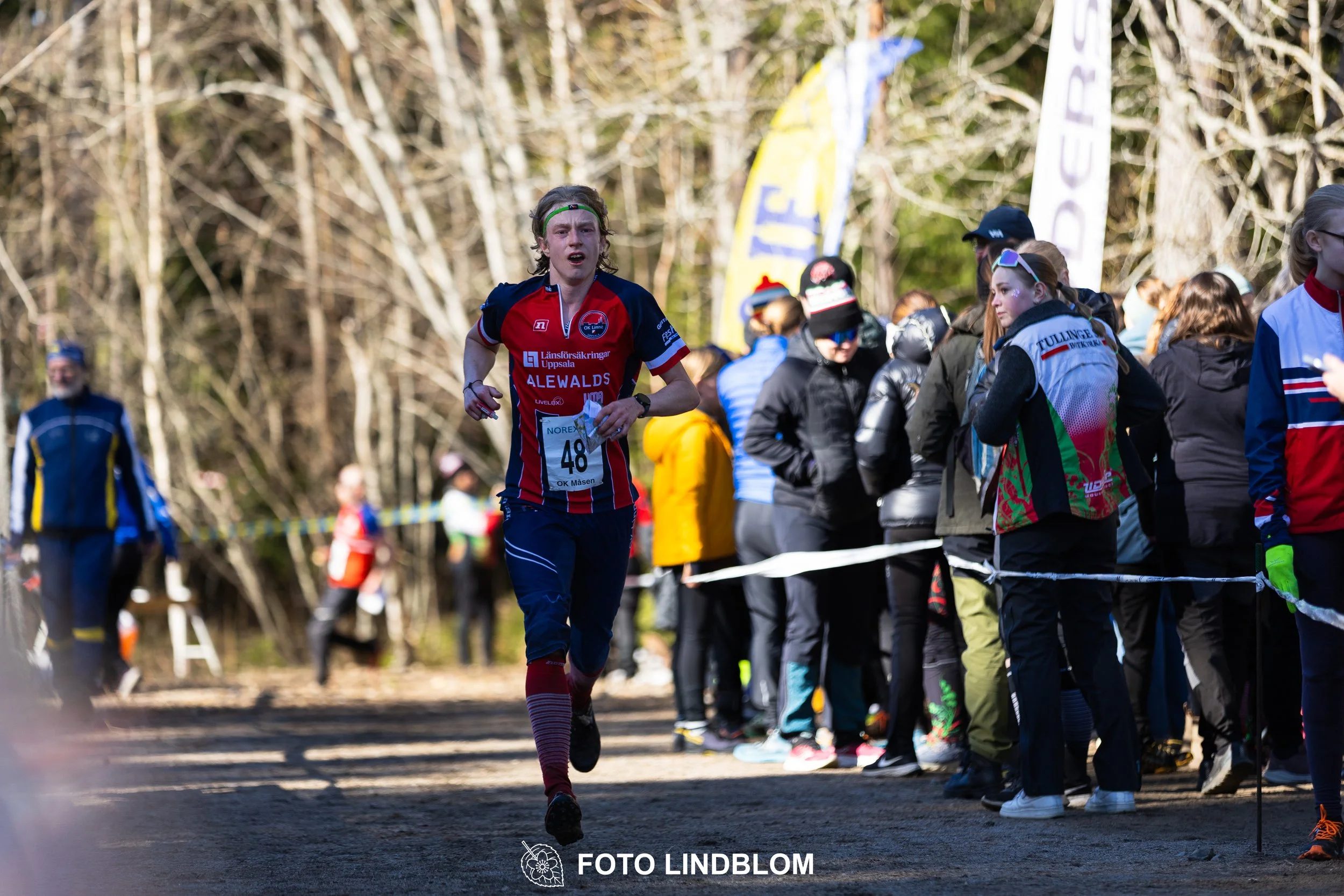 Team relay action at Måsenstafetten 2026, an orienteering competition in forest terrain, photographed by Foto Lindblom.