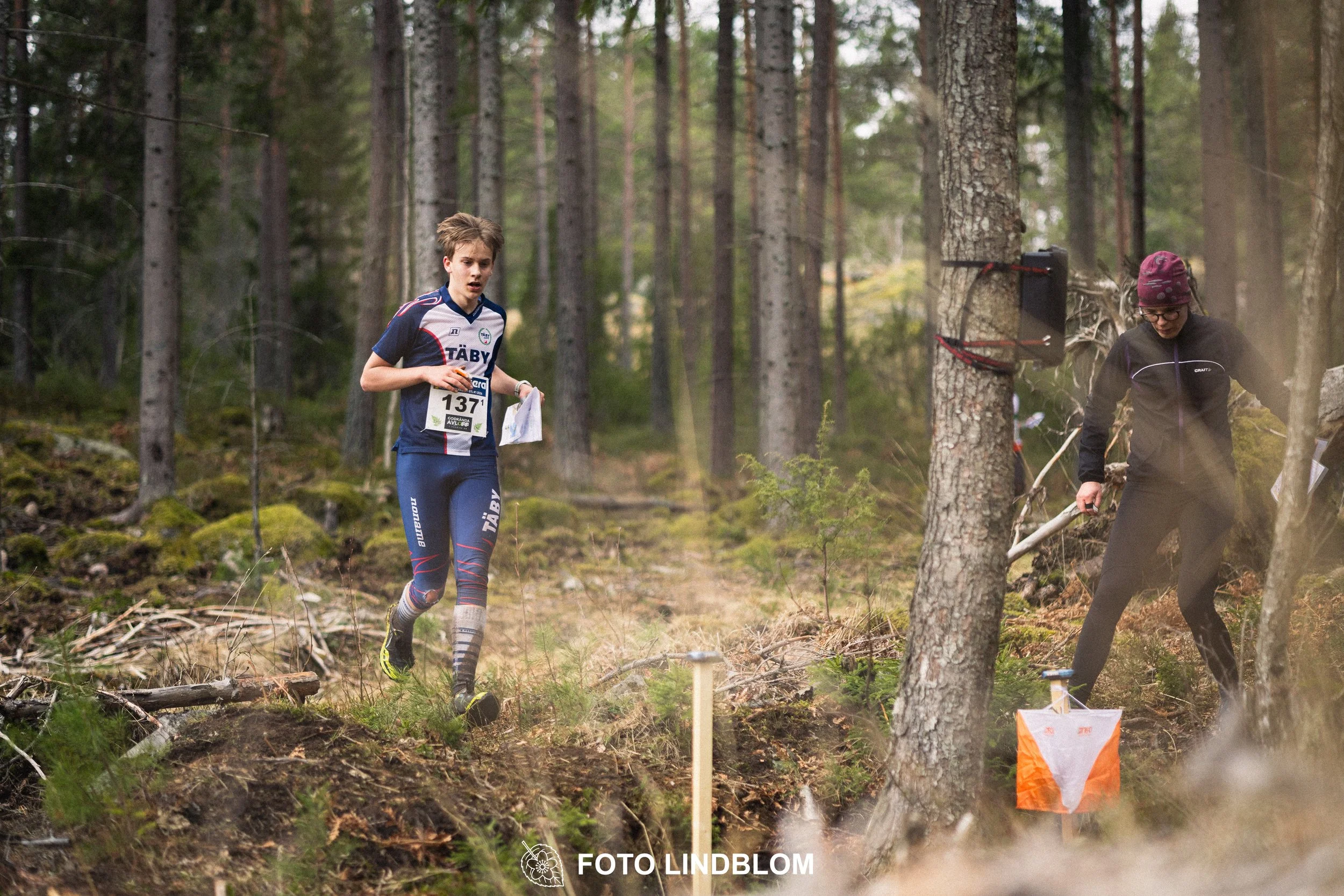 A scene from Kolmårdskavlen, the opening stage of the Swedish relay league 2026, captured by Foto Lindblom.