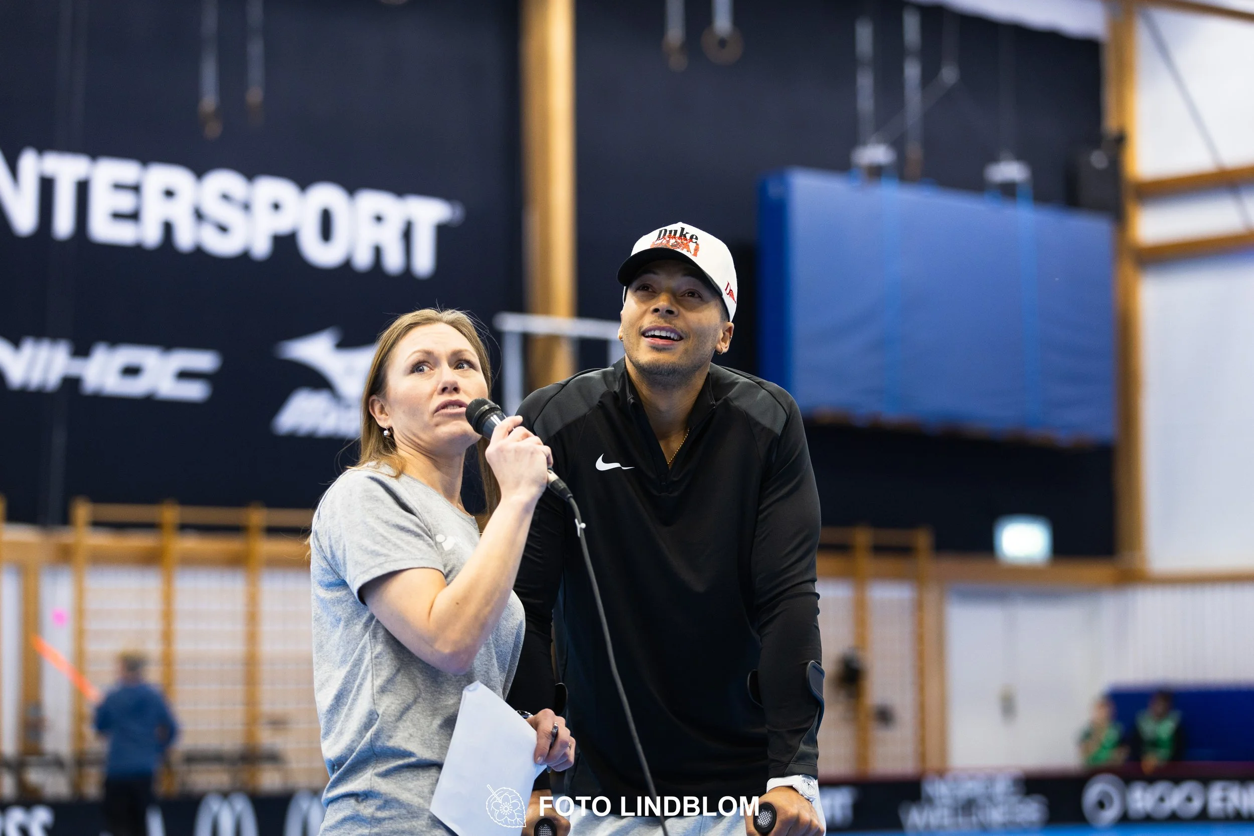 A picture of men playing floorball in Nacka IBK and FBC Sollentuna team gear