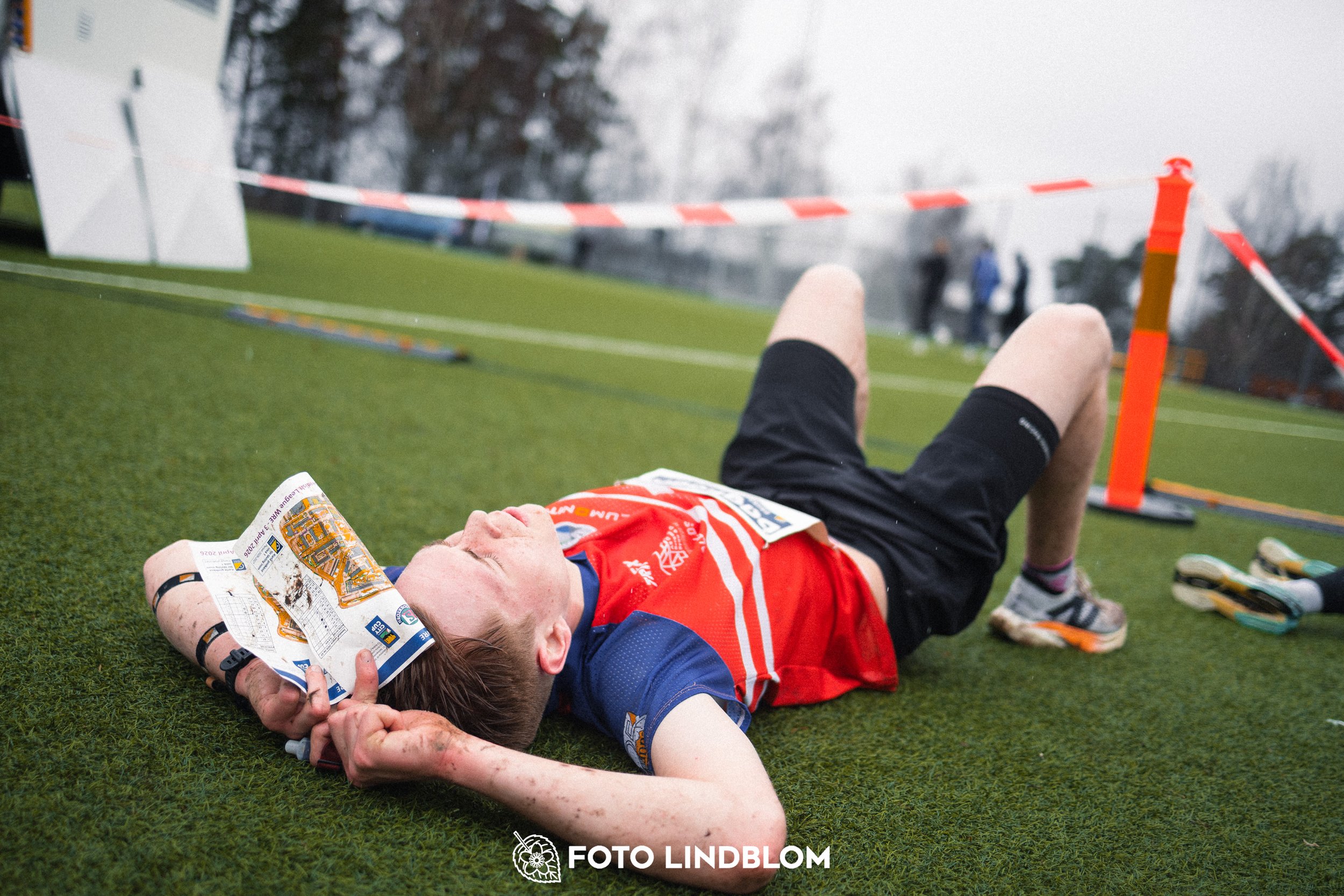 A scene from the opening Swedish League orienteering event of 2026 held in Rinkeby, captured by Foto Lindblom.