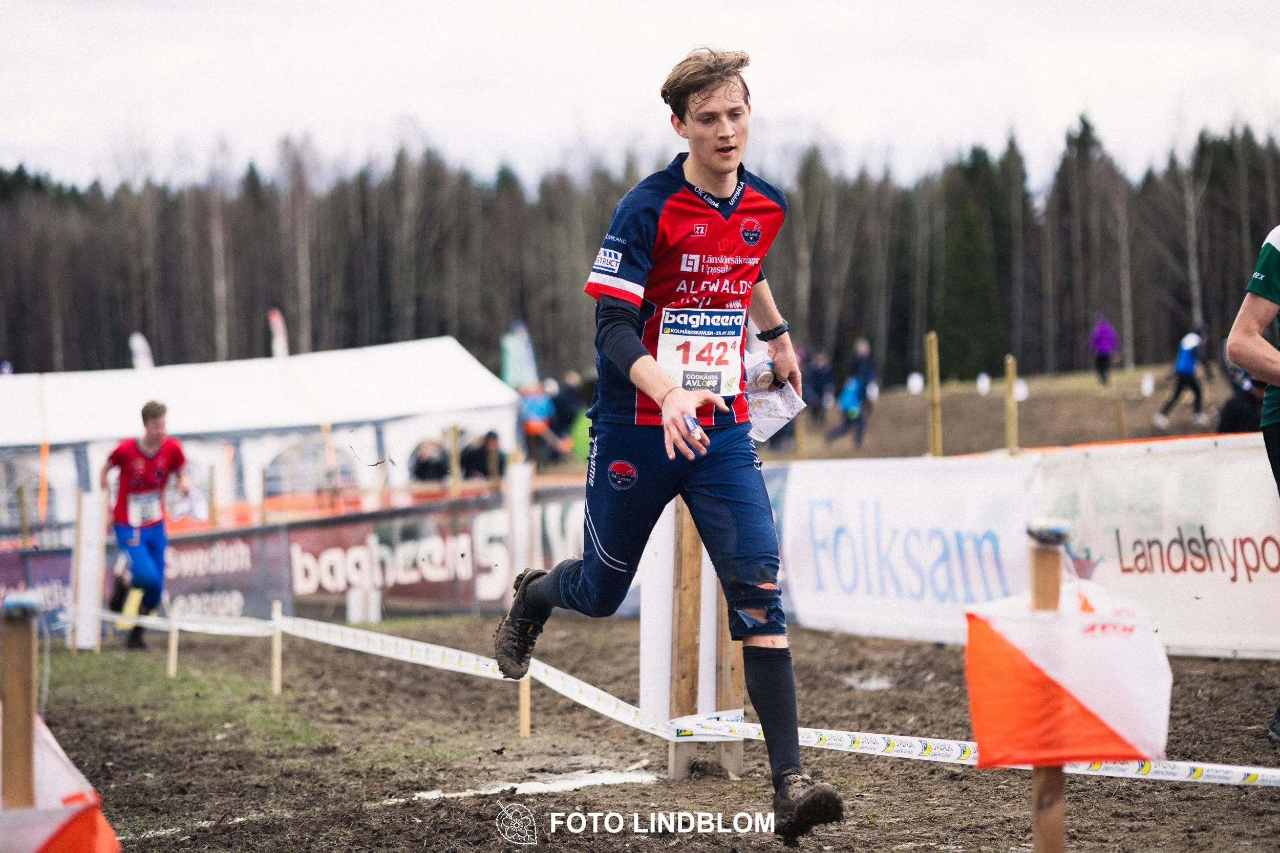 A scene from Kolmårdskavlen, the opening stage of the Swedish relay league 2026, captured by Foto Lindblom.