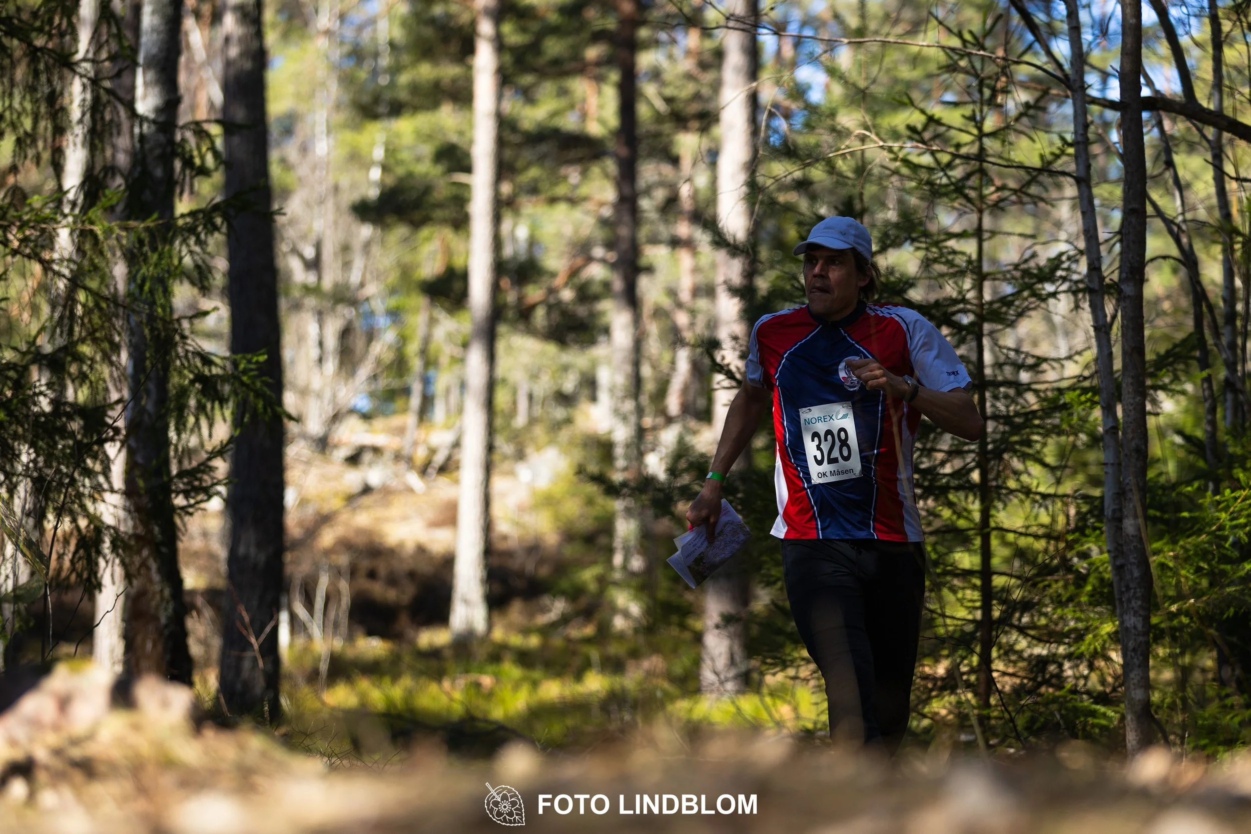 Team relay action at Måsenstafetten 2026, an orienteering competition in forest terrain, photographed by Foto Lindblom.