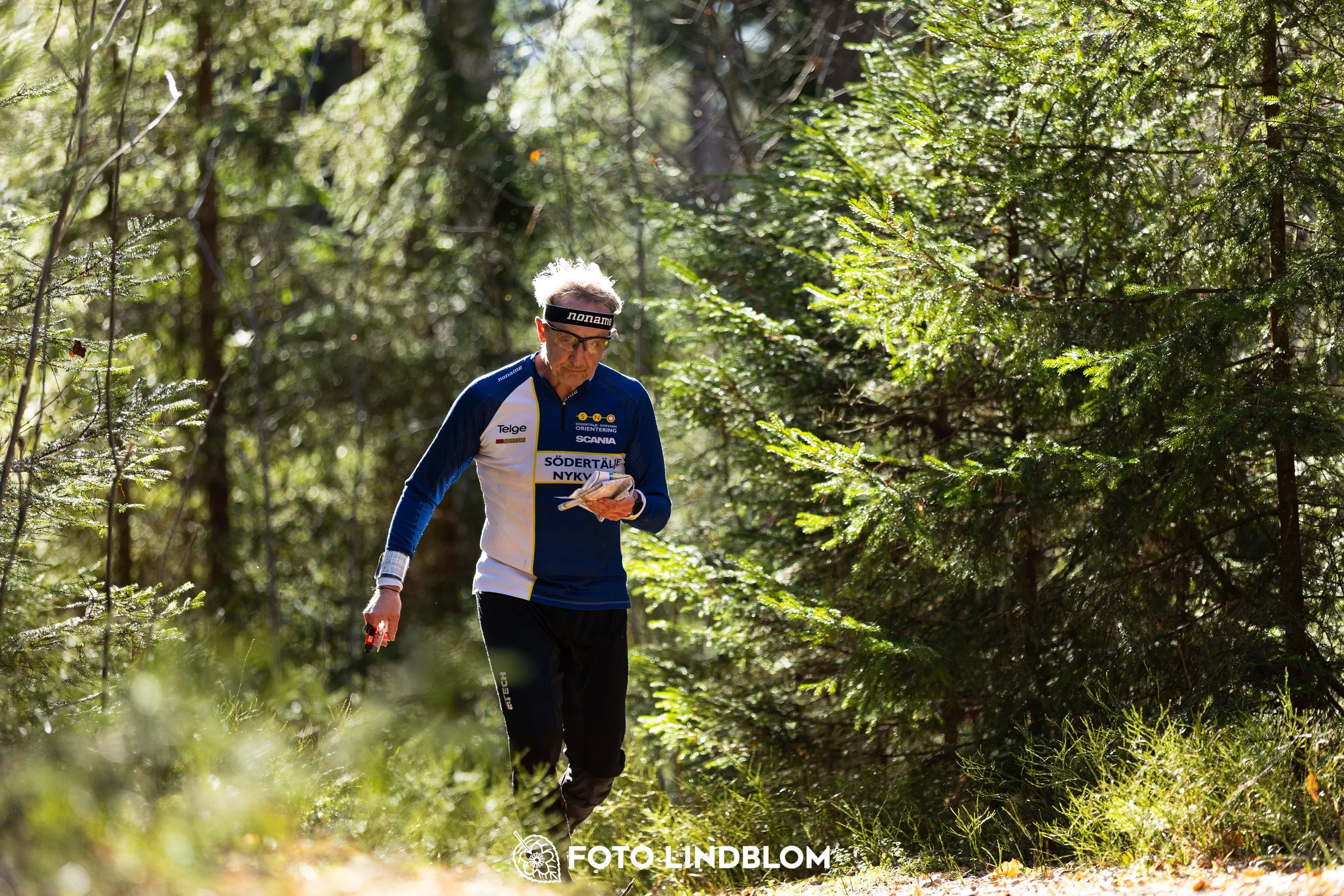 A photo from the 2026 Nyköpingsorienteringen orienteering event in a Swedish forest, captured by Foto Lindblom.
