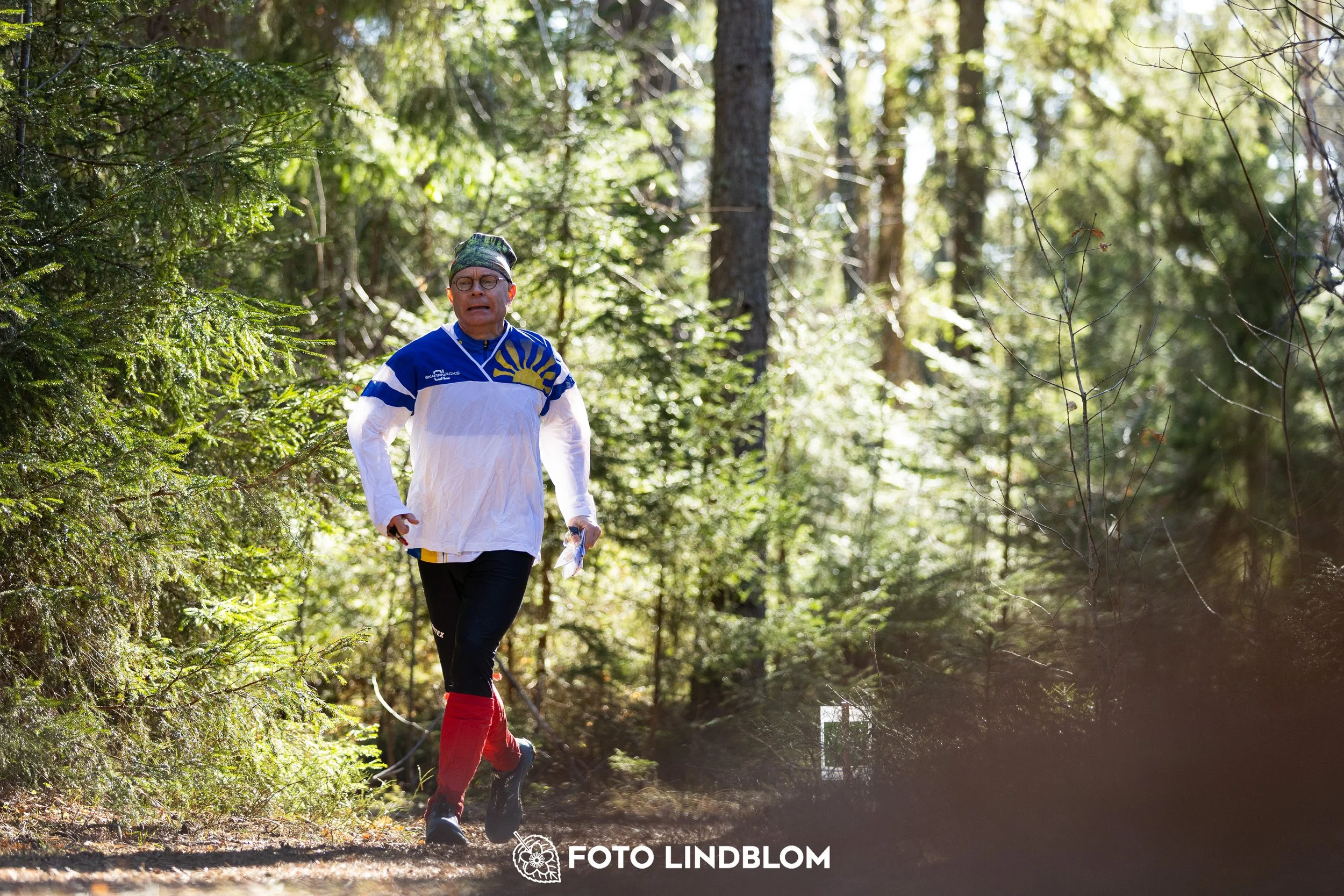 An image from Nyköpingsorienteringen 2026 featuring orienteers in a wooded landscape, shot by Foto Lindblom.