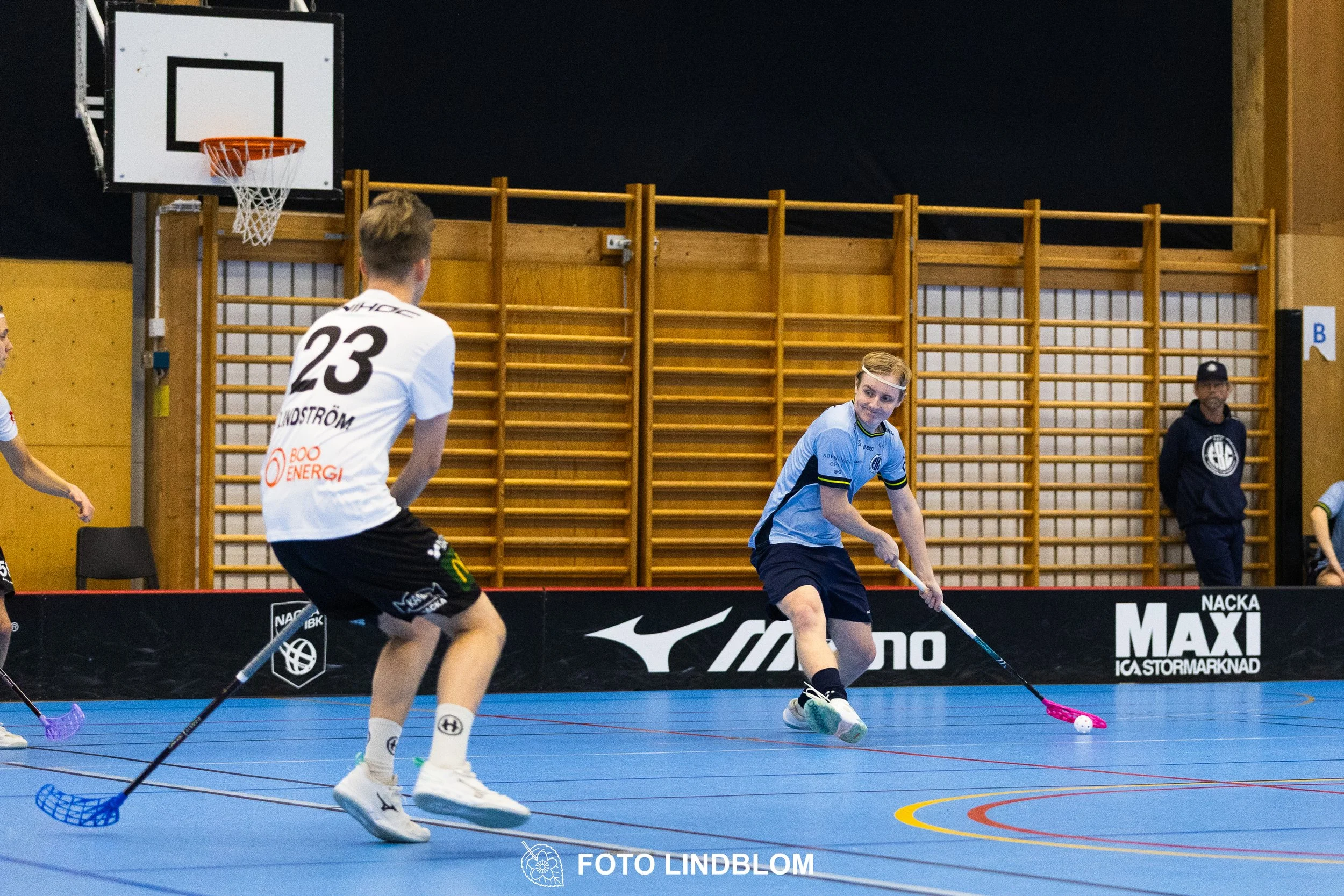 A picture of men playing floorball in Nacka IBK and FBC Sollentuna team gear