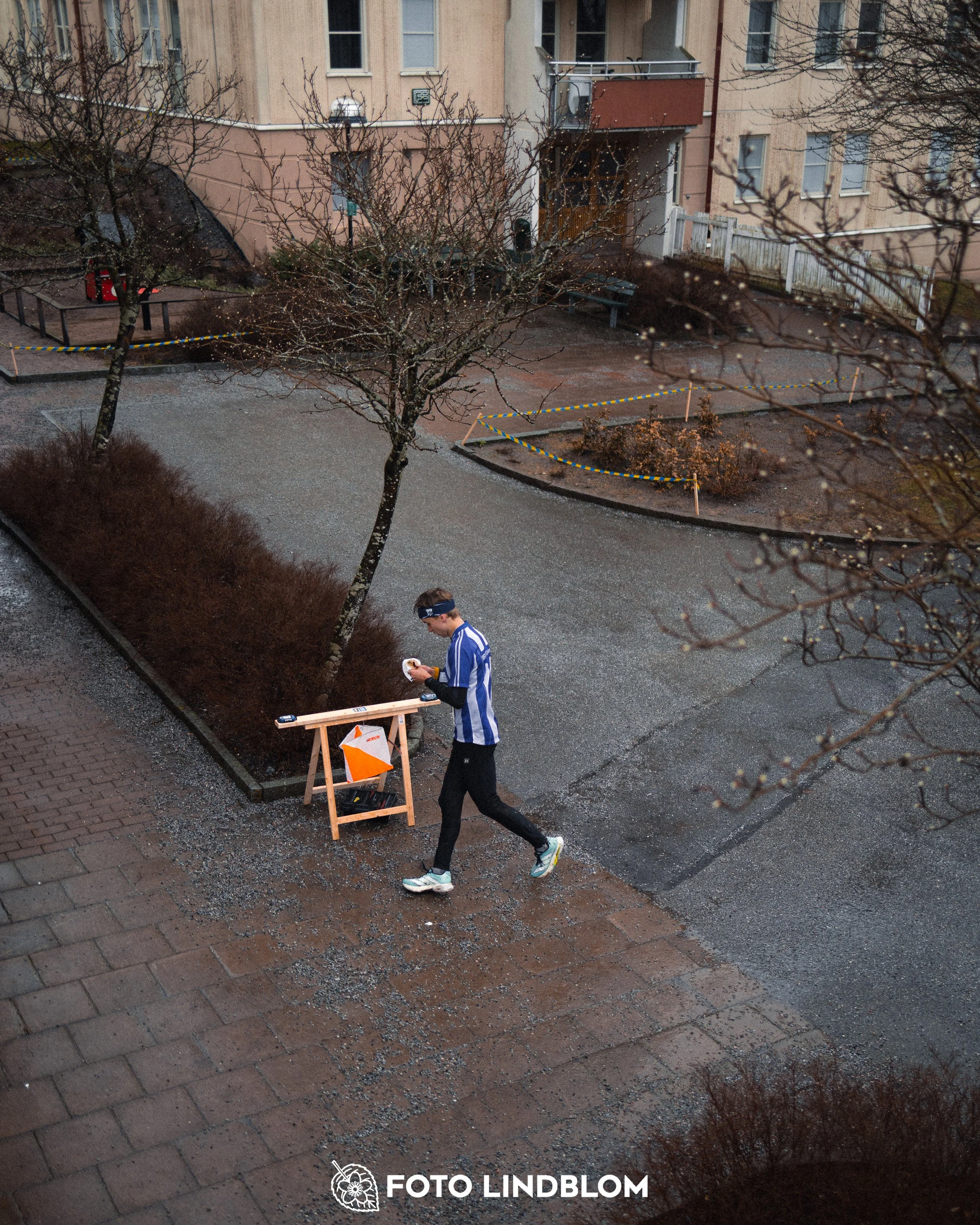 A photo from an urban orienteering event in Stockholm as part of the Swedish League 2026, captured by Foto Lindblom.