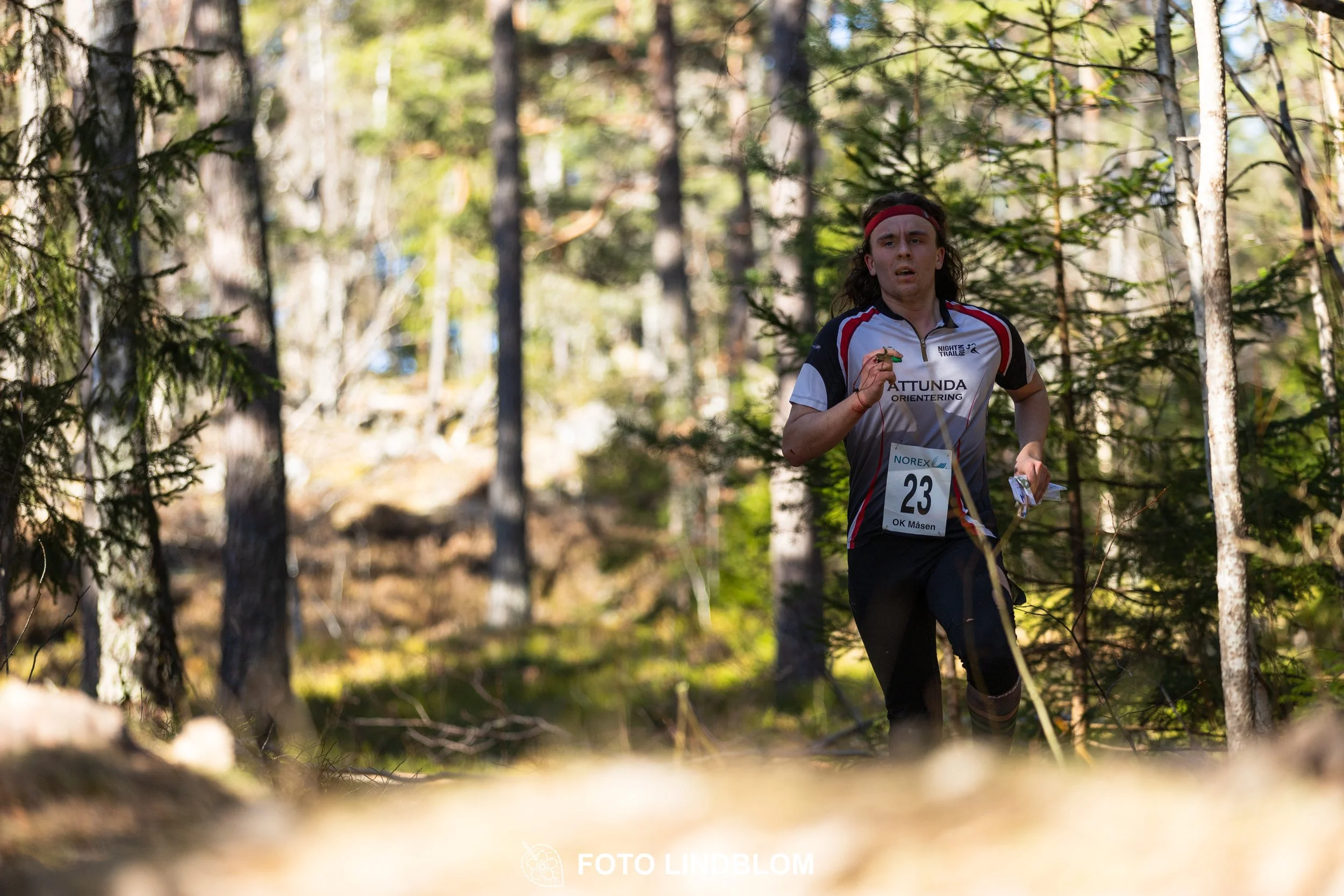 A relay-stage photo from Måsenstafetten 2026, featuring team-based orienteering competition, taken by Foto Lindblom.
