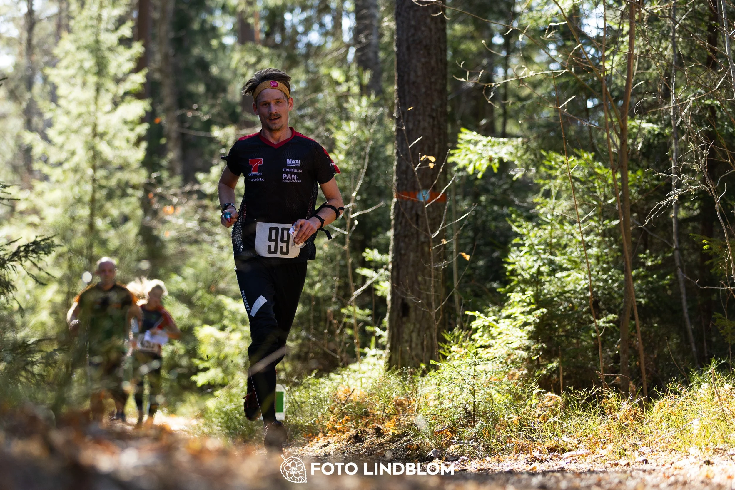 This picture shows competitors during Nyköpingsorienteringen 2026 navigating through forest terrain, photographed by Foto Lindblom.