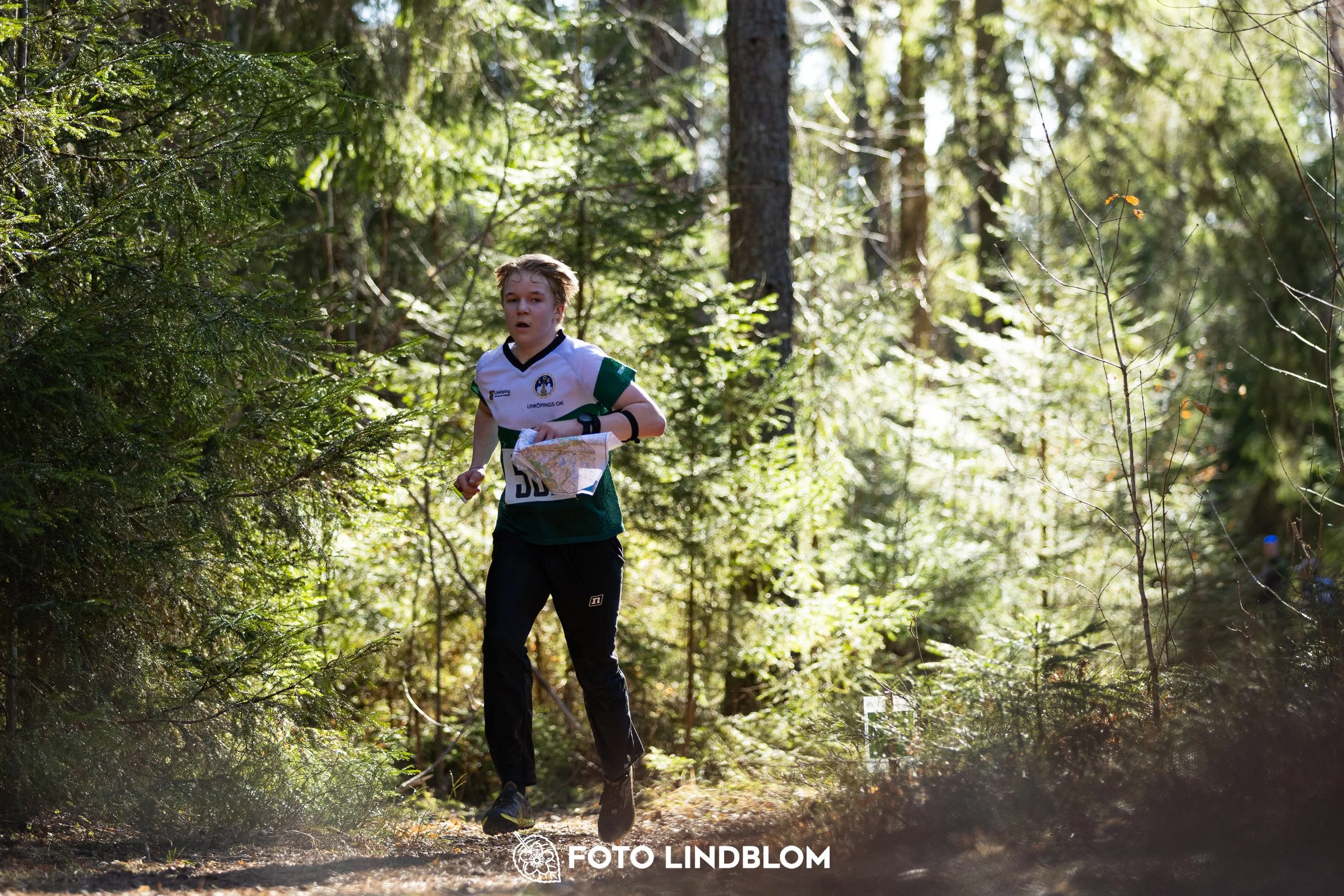 Forest orienteering action at Nyköpingsorienteringen 2026, documented in this photo by Foto Lindblom.
