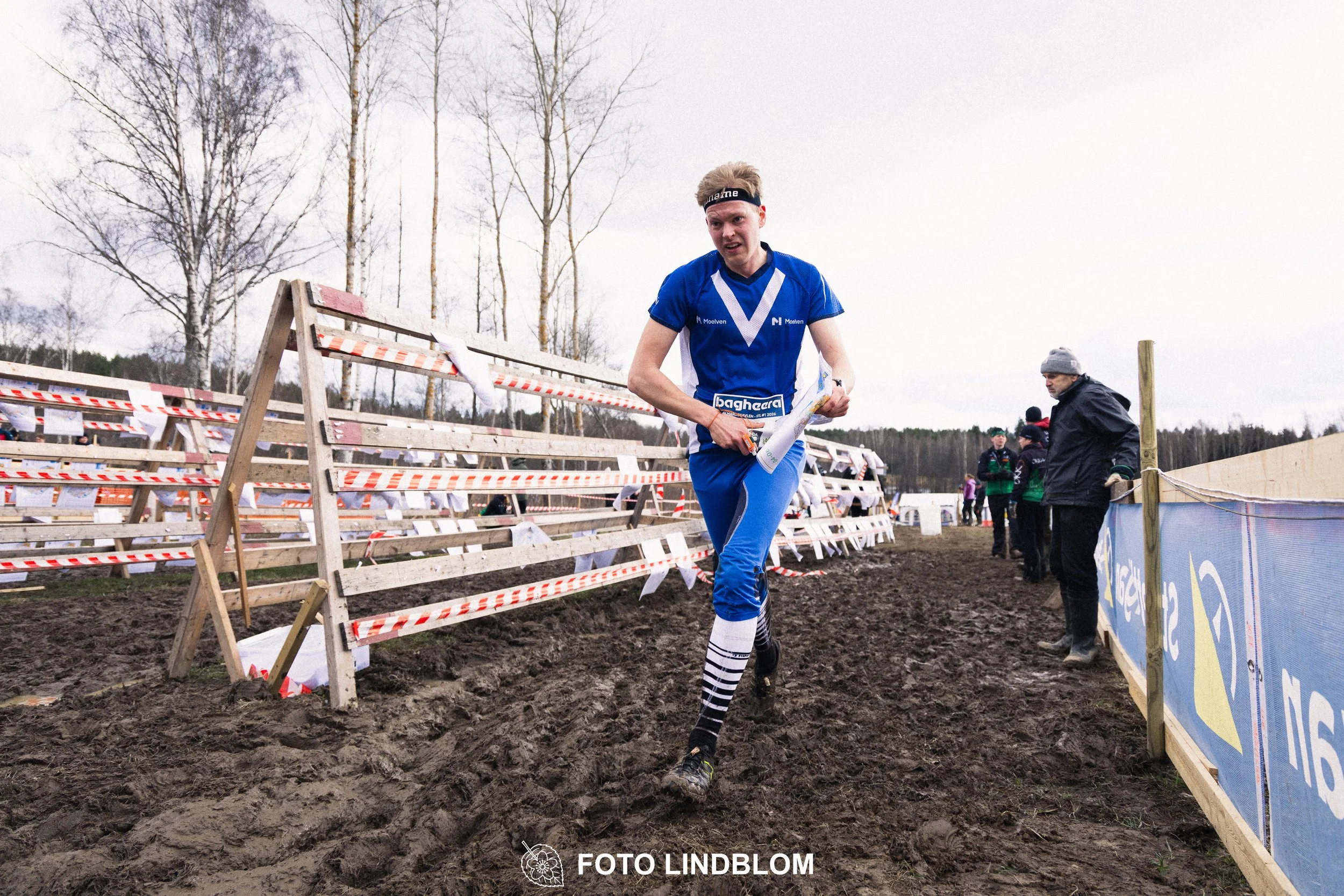 A photo from a relay race in Kolmården during the Swedish orienteering season 2026, captured by Foto Lindblom.