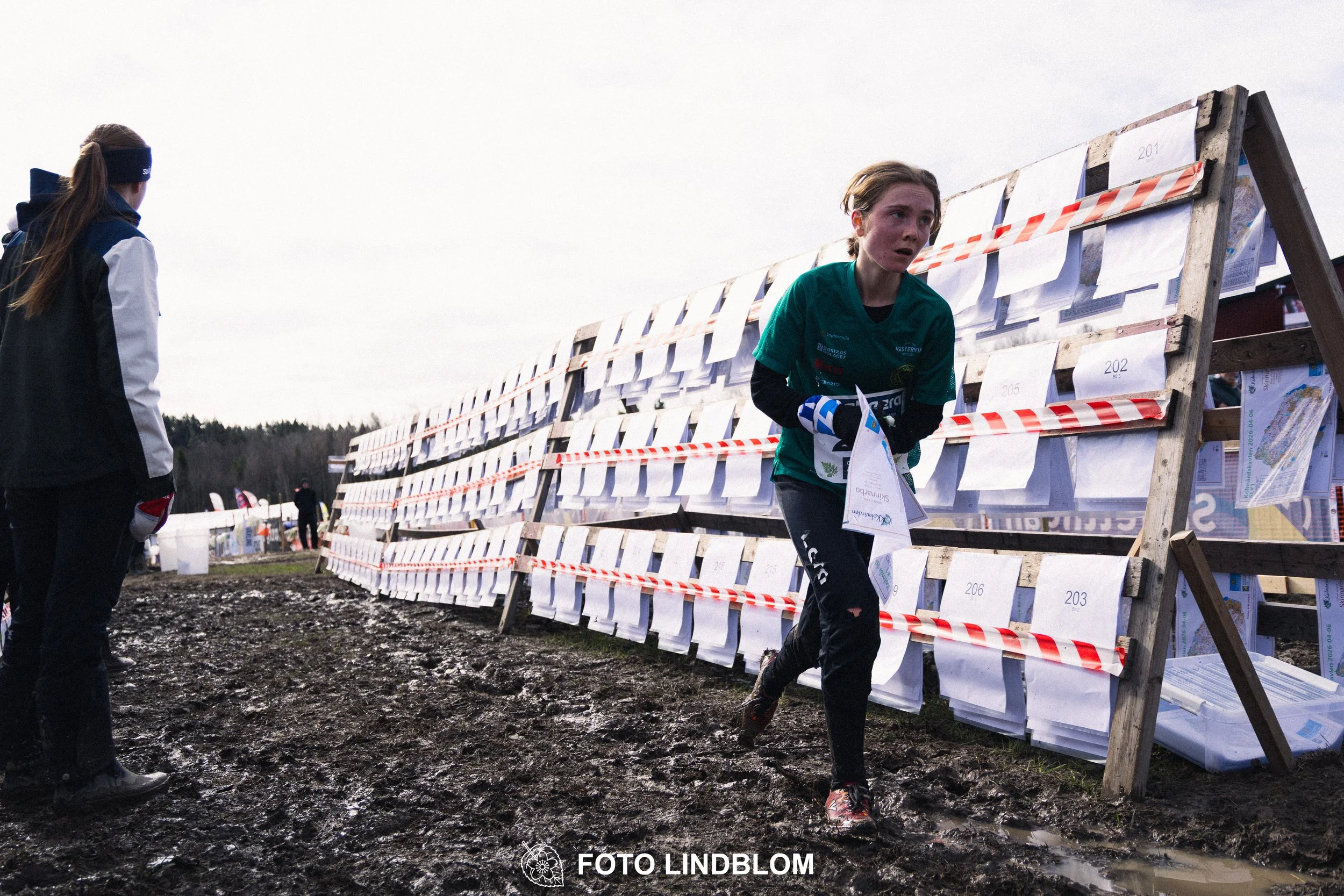 A moment from Kolmårdskavlen, part of the Swedish relay league 2026, showing Tuva Östangård, captured by Foto Lindblom.