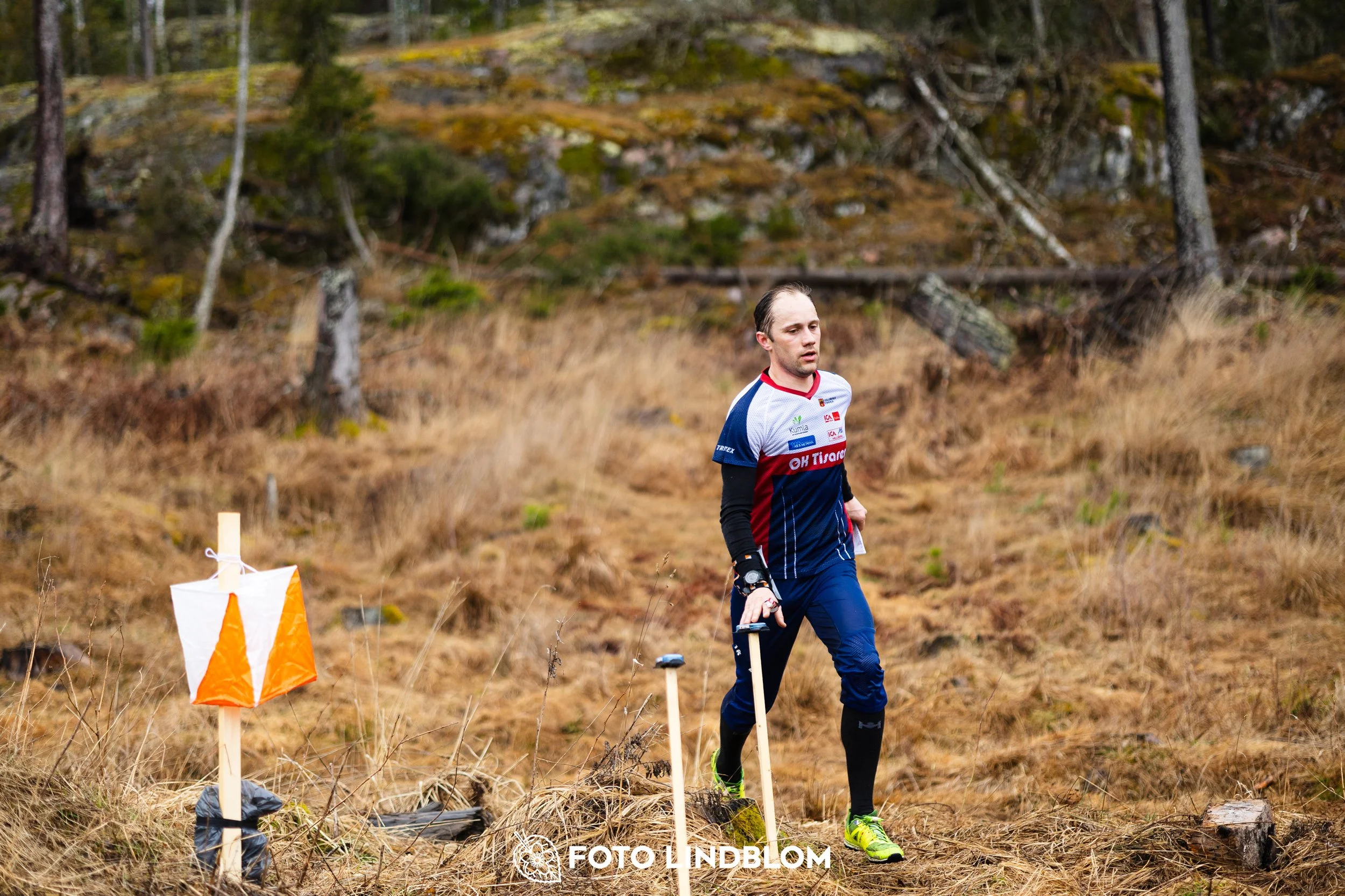 A moment from a middle distance orienteering race in Kolmården during the Swedish League 2026, captured by Foto Lindblom.