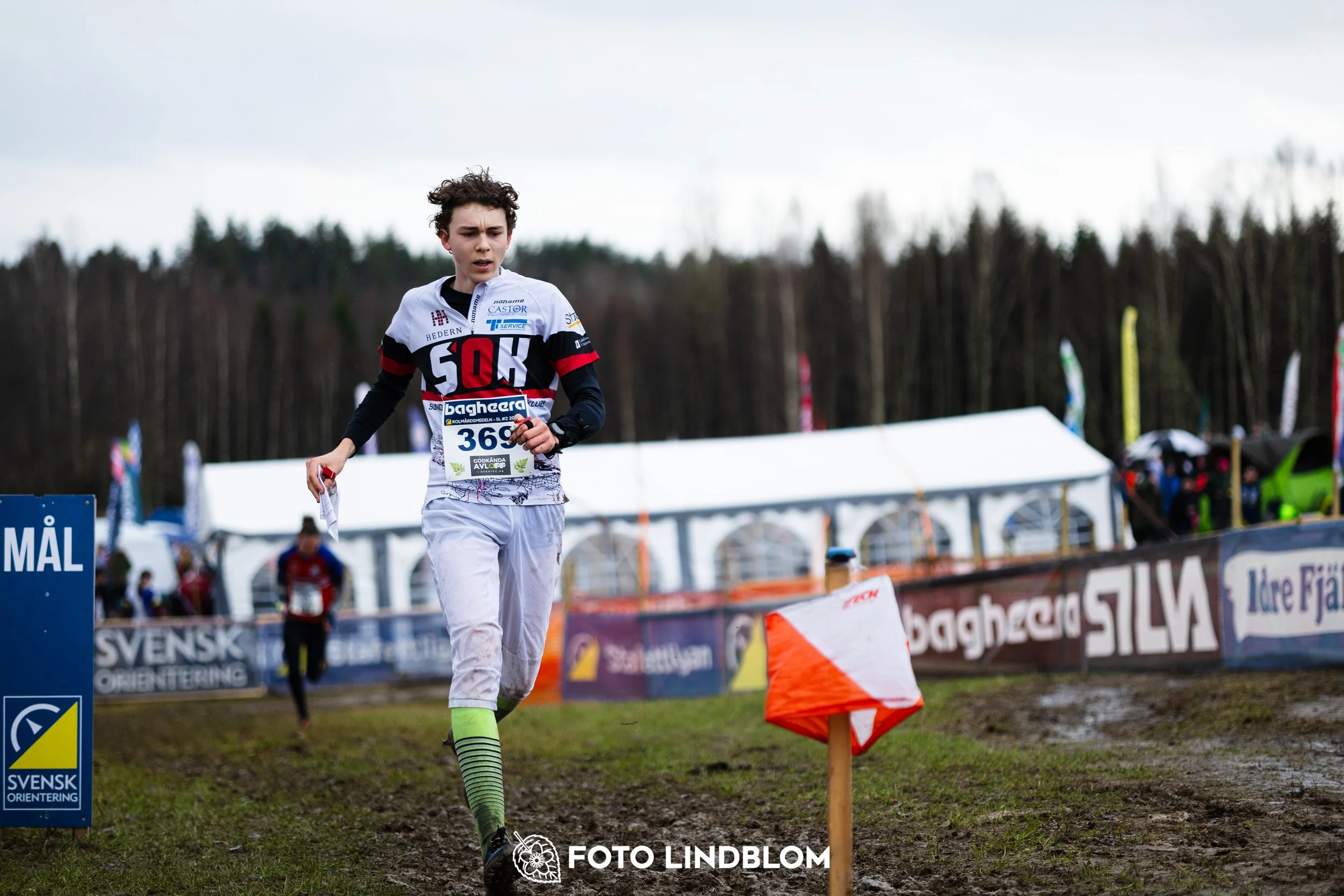A moment from a middle distance orienteering race in Kolmården during the Swedish League 2026, captured by Foto Lindblom.