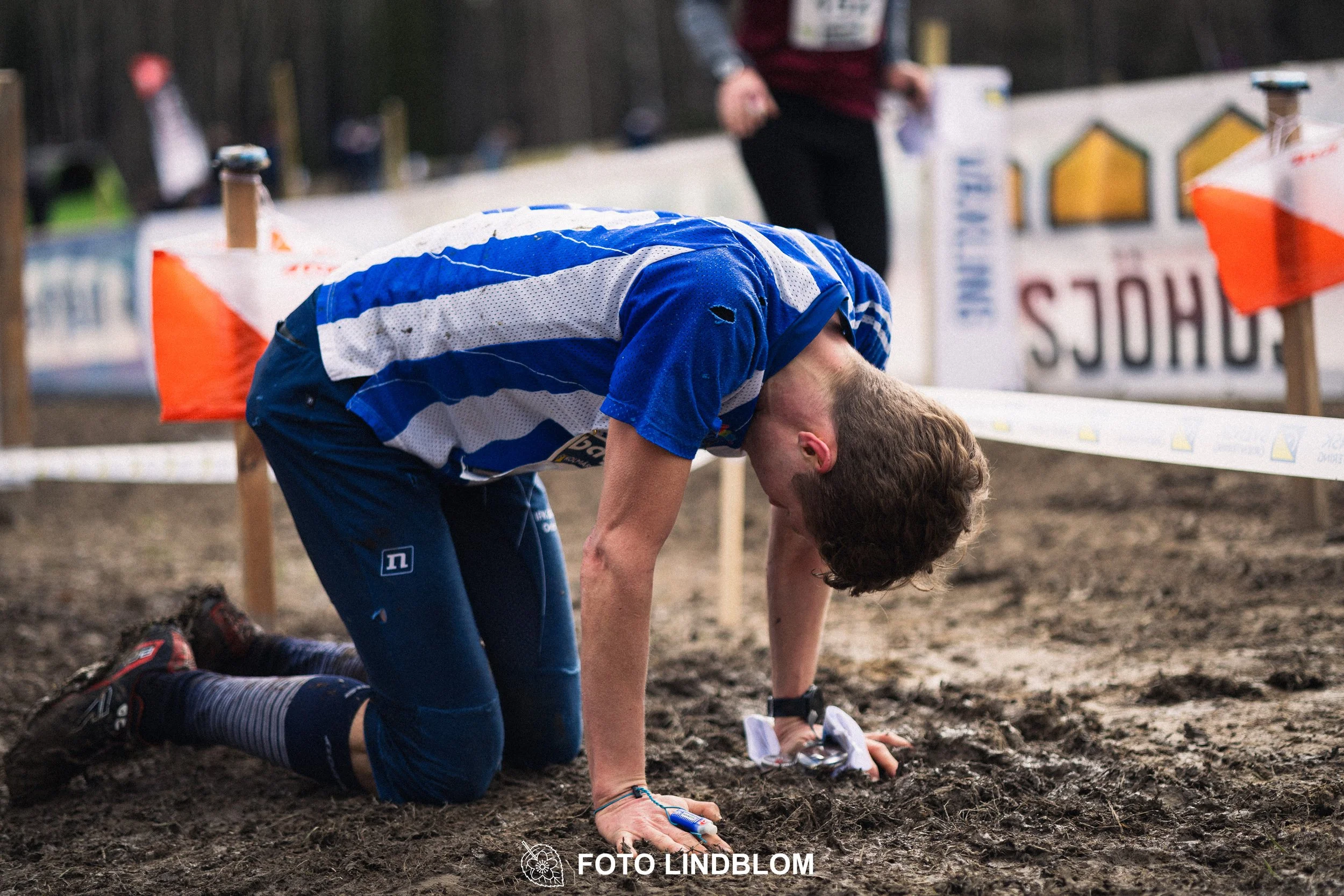 A scene from Kolmårdskavlen, the opening stage of the Swedish relay league 2026, captured by Foto Lindblom.