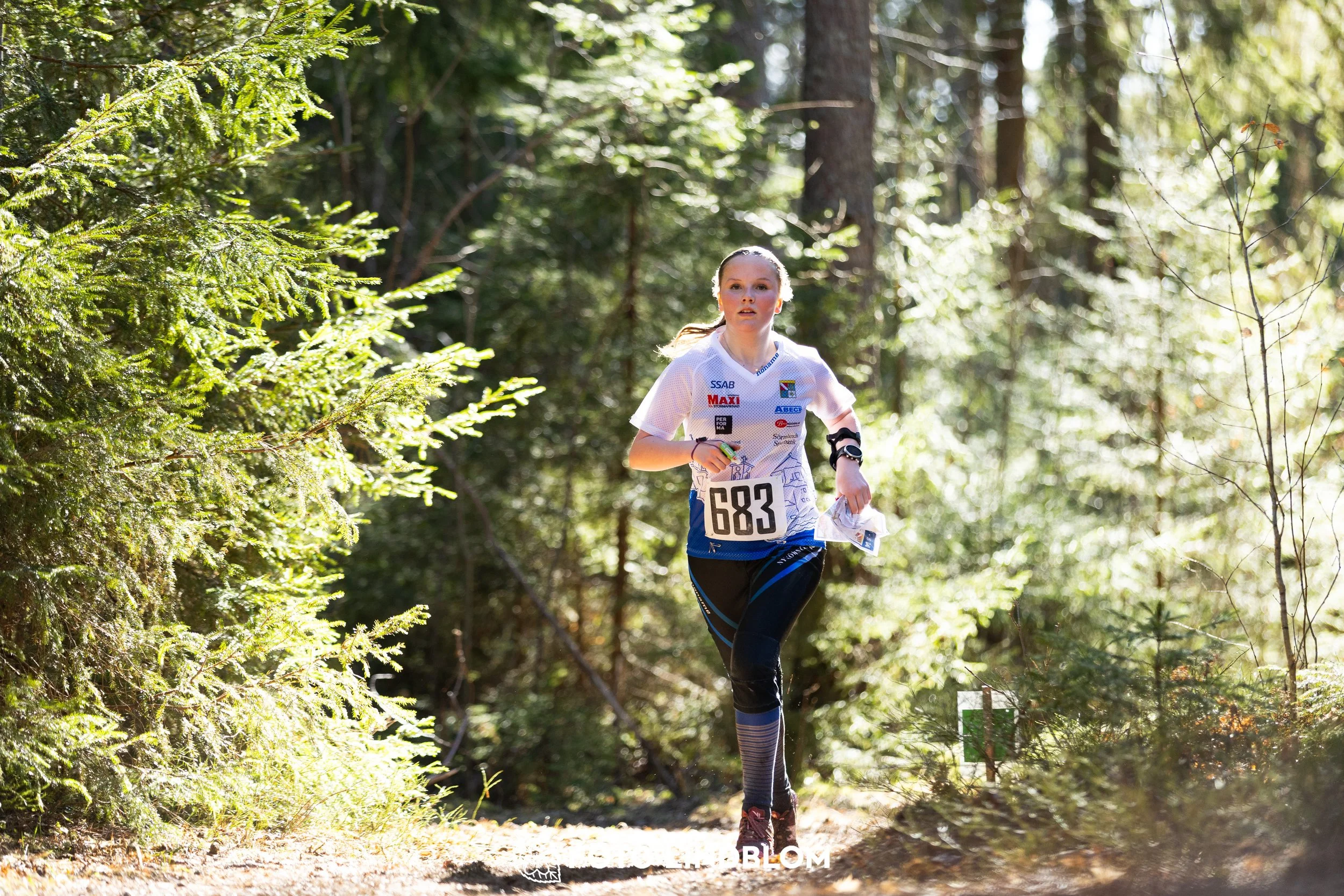 Forest orienteering action at Nyköpingsorienteringen 2026, documented in this photo by Foto Lindblom.