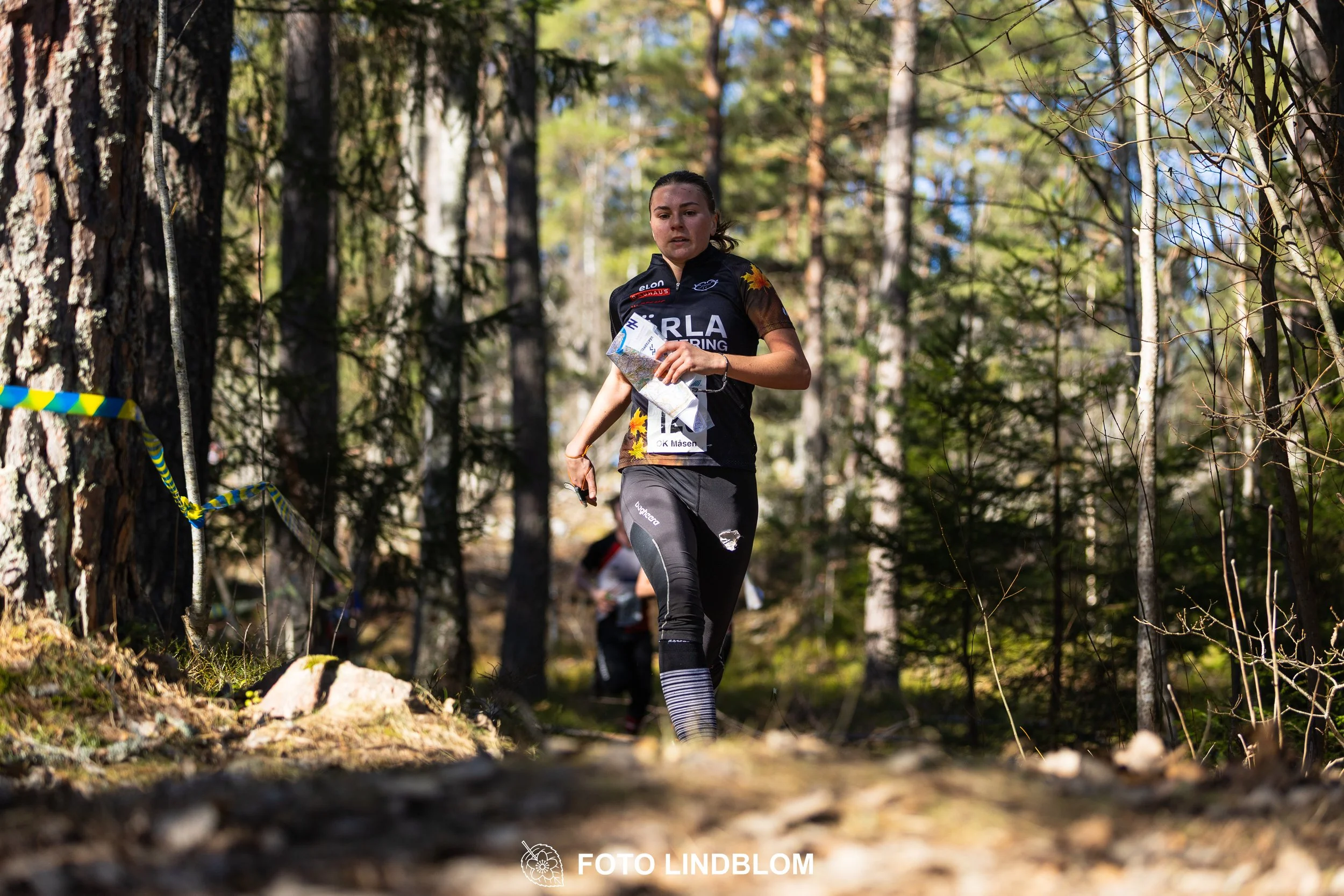 Photo of competitors during the Måsenstafetten 2026 team relay, taken in a wooded landscape by Foto Lindblom.