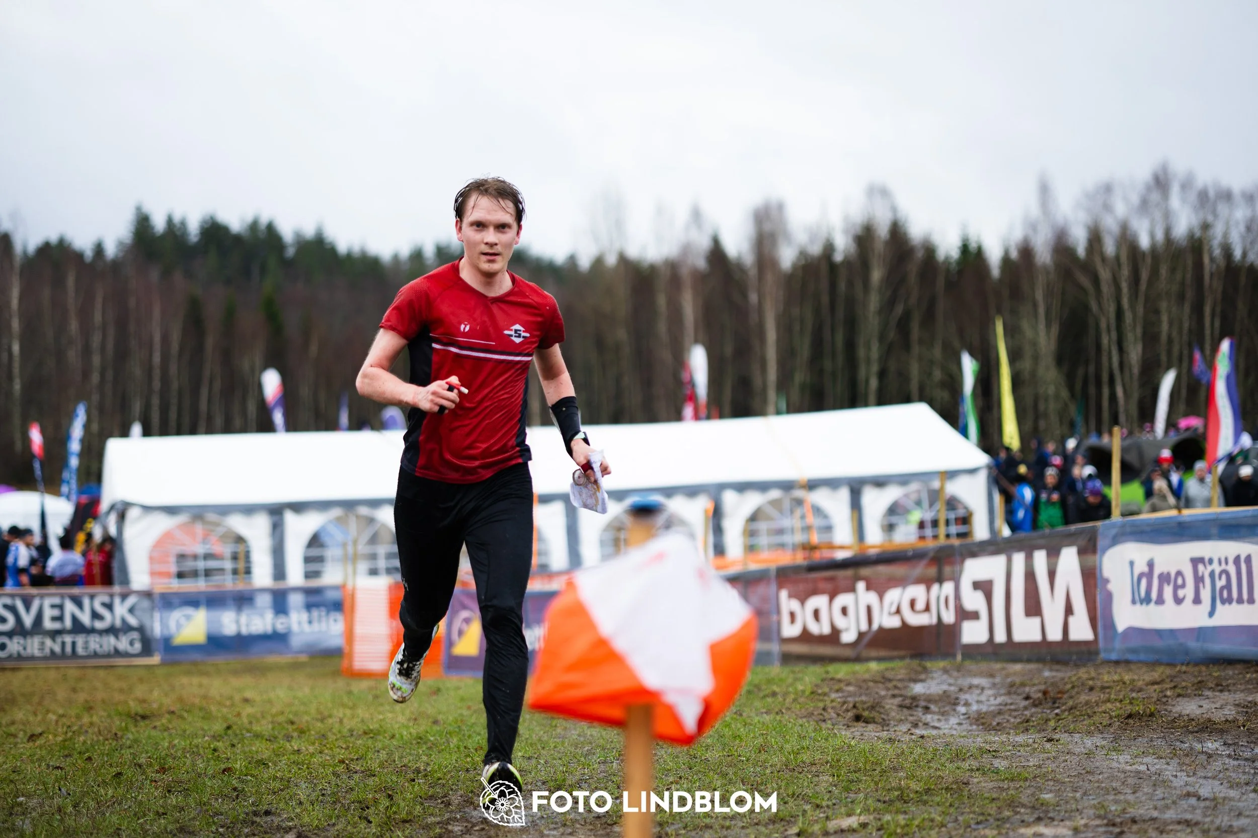 A moment captured during the Swedish League orienteering competition in Kolmården 2026 by Foto Lindblom.