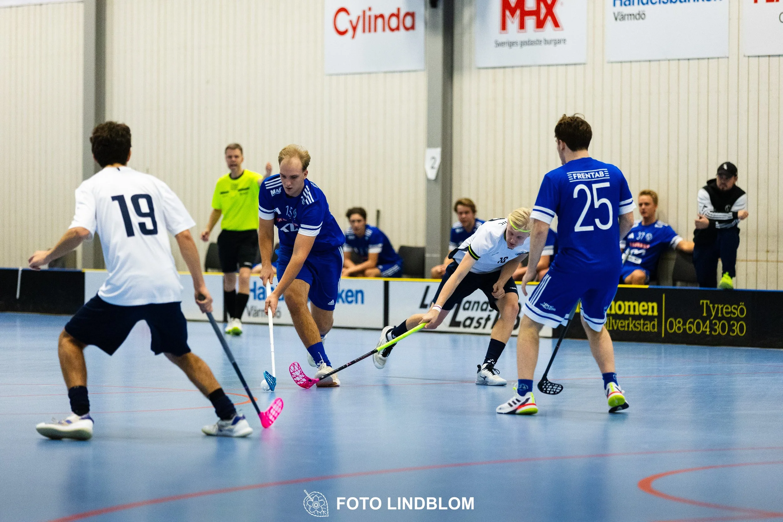 Images of people playing floorball wearing Värmdö IF and FBC Sollentuna team gear. 