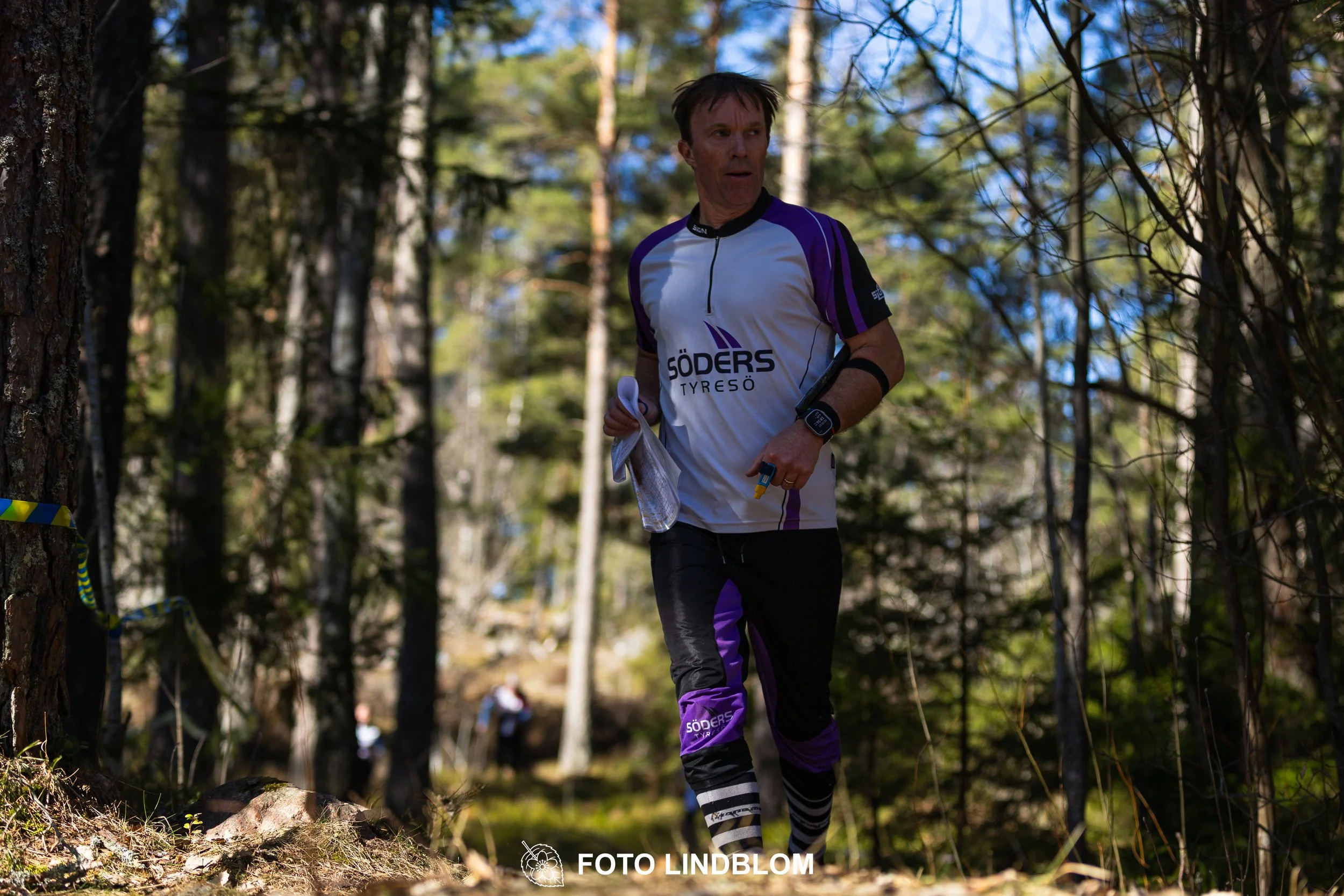 Team relay action at Måsenstafetten 2026, an orienteering competition in forest terrain, photographed by Foto Lindblom.