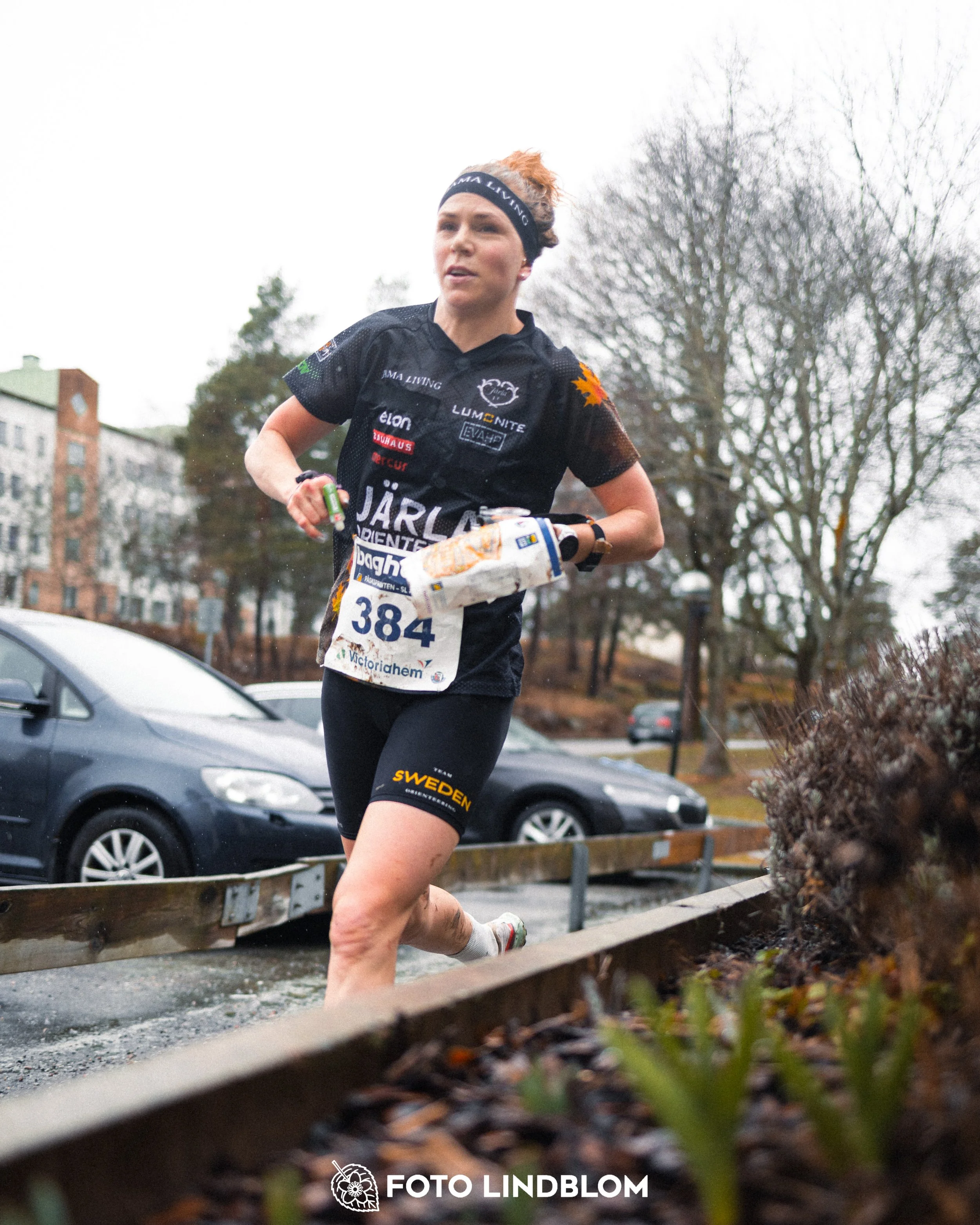 A scene from the Swedish League orienteering competition in spring 2026 in Rinkeby, showing Karolin Ohlsson, captured by Foto Lindblom.