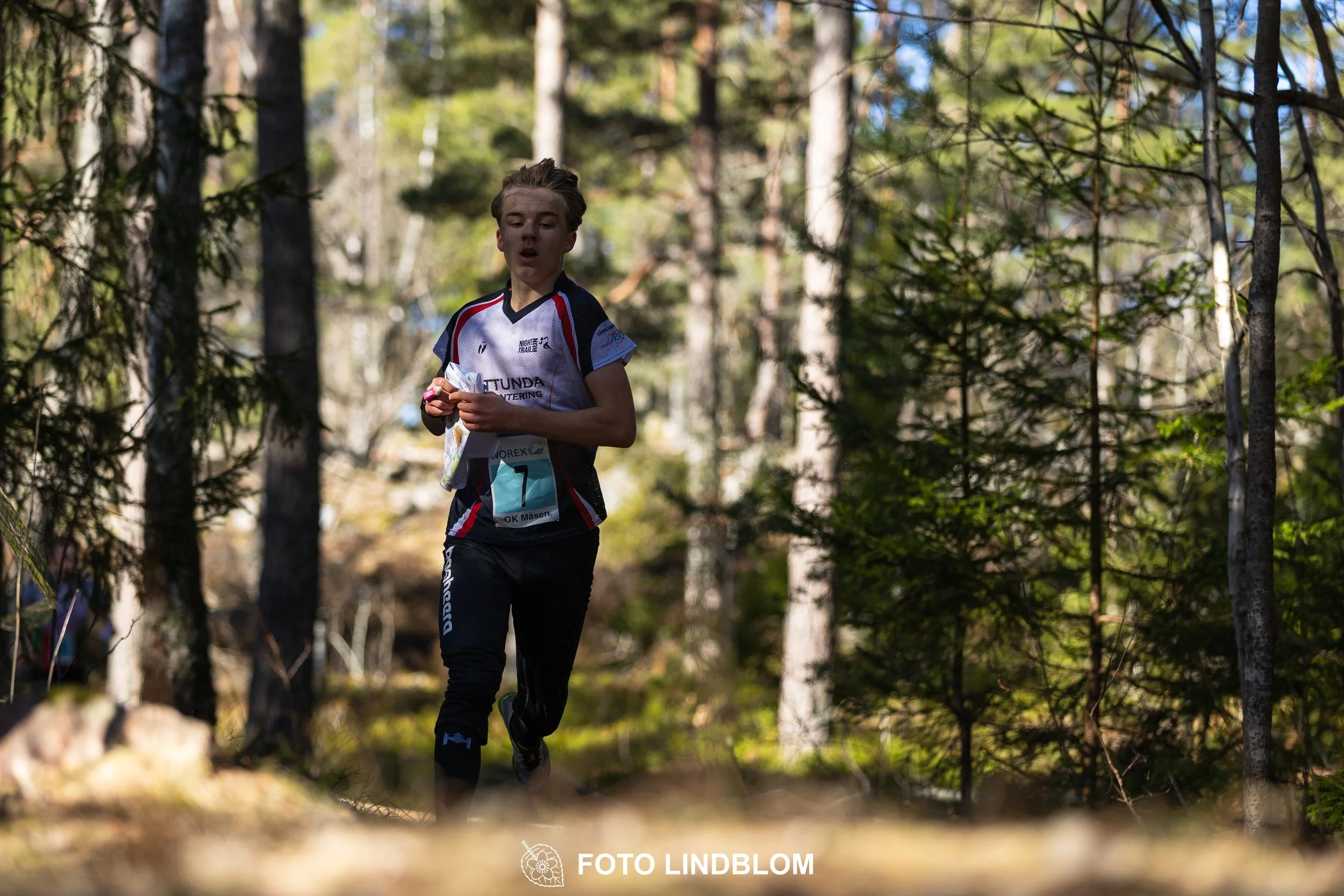 A relay-stage photo from Måsenstafetten 2026, featuring team-based orienteering competition, taken by Foto Lindblom.
