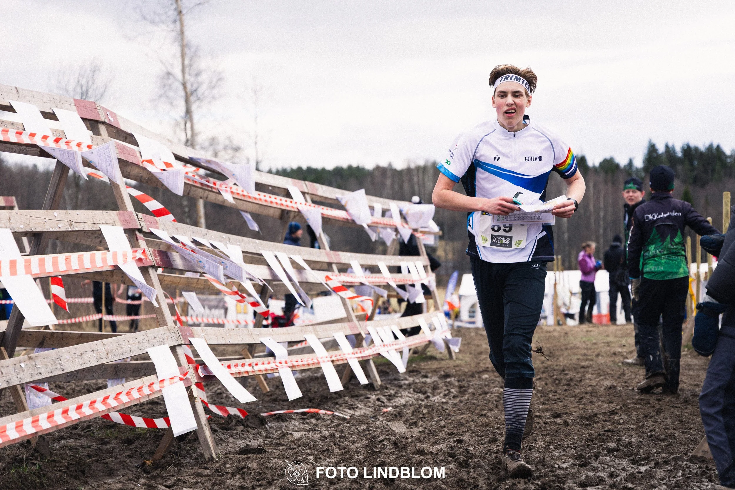 A photo from a Swedish relay orienteering event in Kolmården 2026, captured by Foto Lindblom.