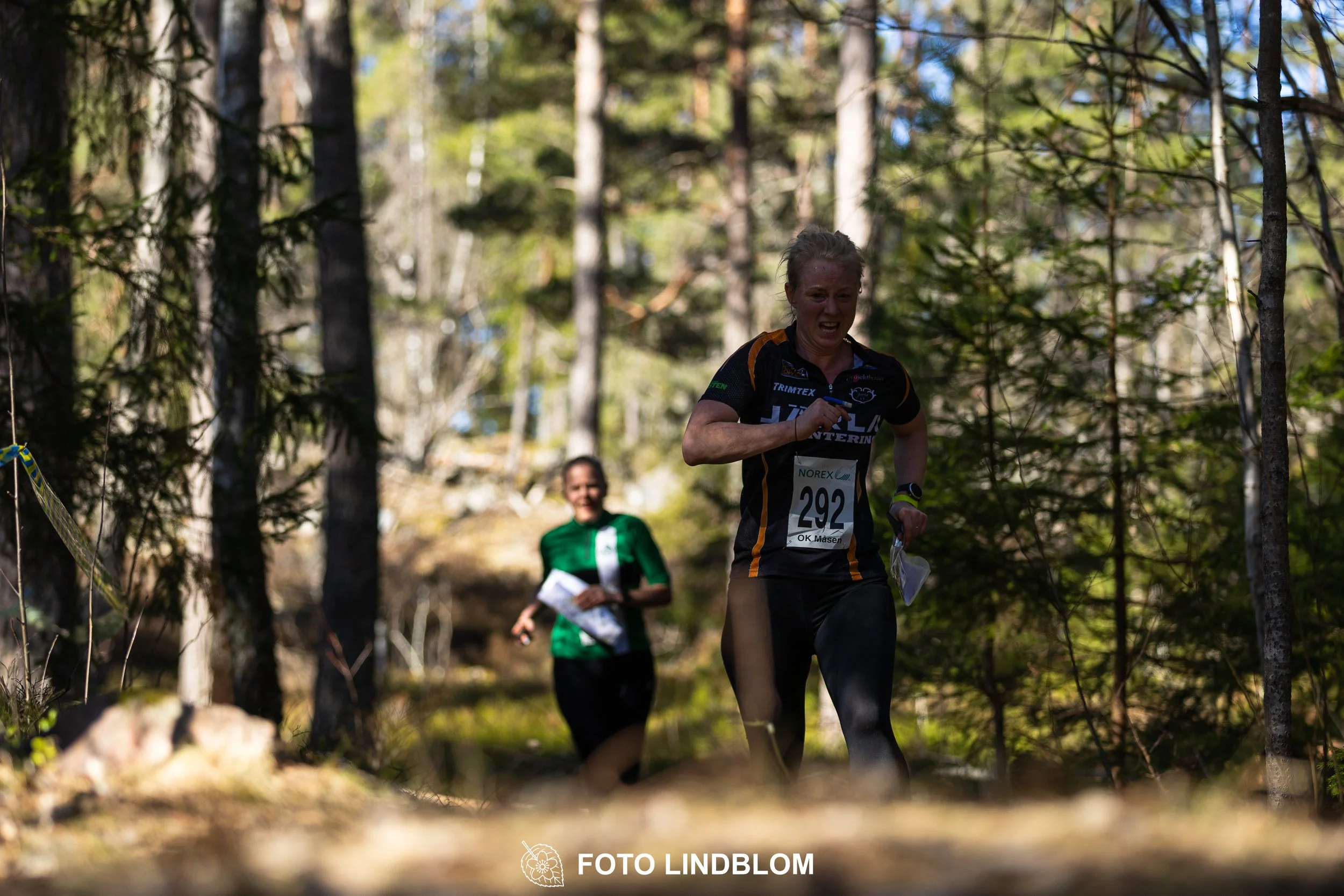 An image from the orienteering relay Måsenstafetten 2026, showing athletes in forest terrain, shot by Foto Lindblom.