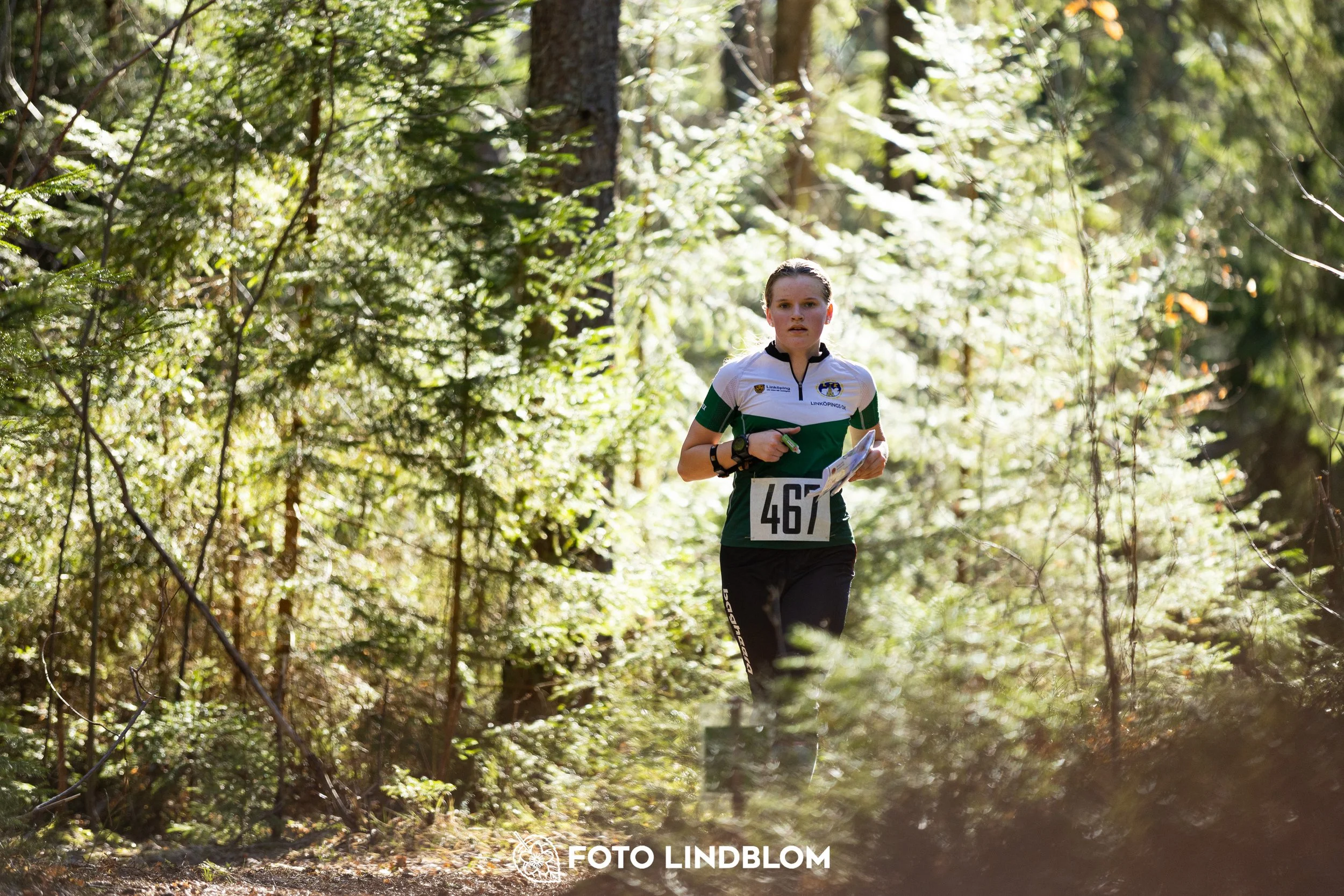 A photo from the 2026 Nyköpingsorienteringen orienteering event in a Swedish forest, captured by Foto Lindblom.