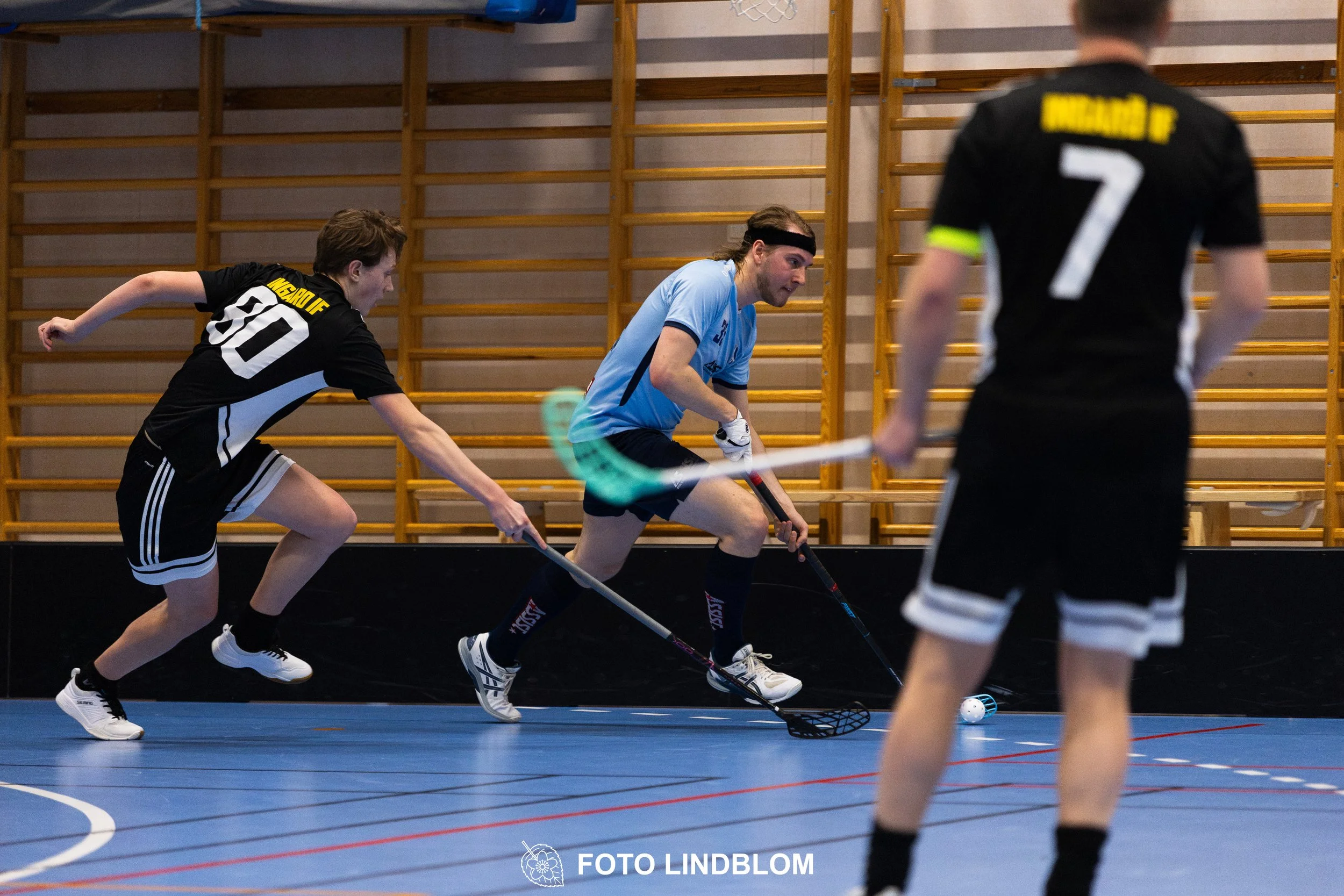 A picture of men playing floorball in Ingarö IF and Älvsjö AIK IBF team gear