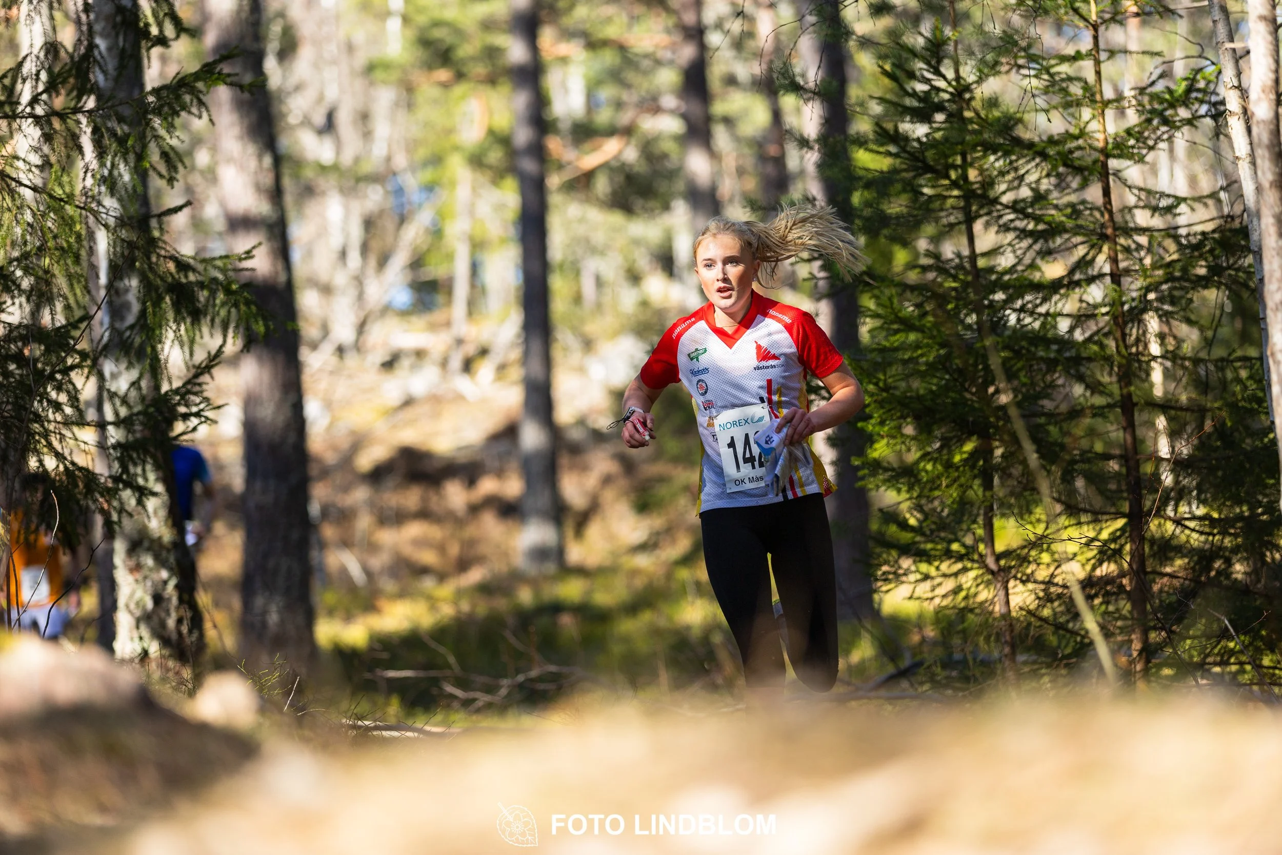 Orienteering relay race at Måsenstafetten 2026, featuring club teams navigating with map and compass, captured by Foto Lindblom.