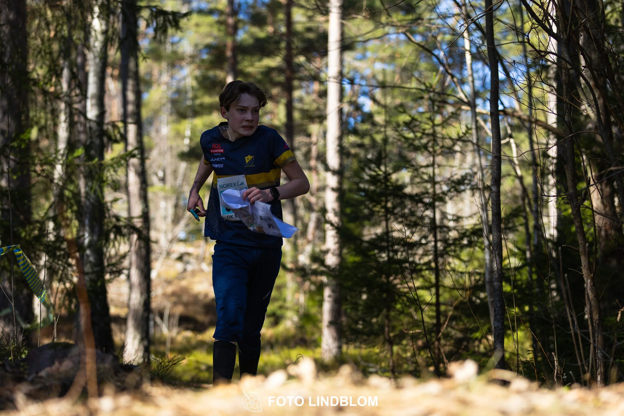 Team relay action at Måsenstafetten 2026, an orienteering competition in forest terrain, photographed by Foto Lindblom.
