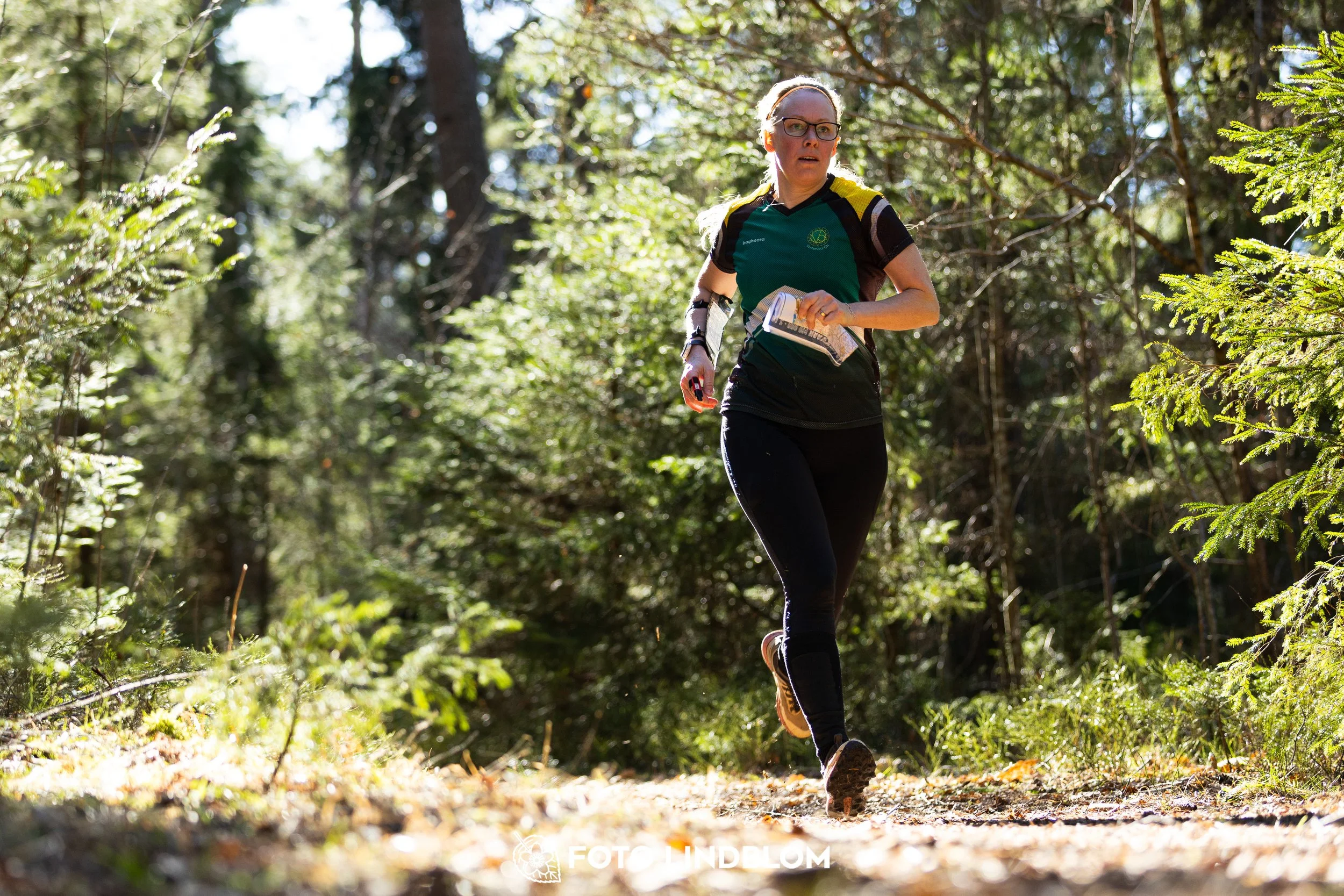 A photo from the 2026 Nyköpingsorienteringen orienteering event in a Swedish forest, captured by Foto Lindblom.