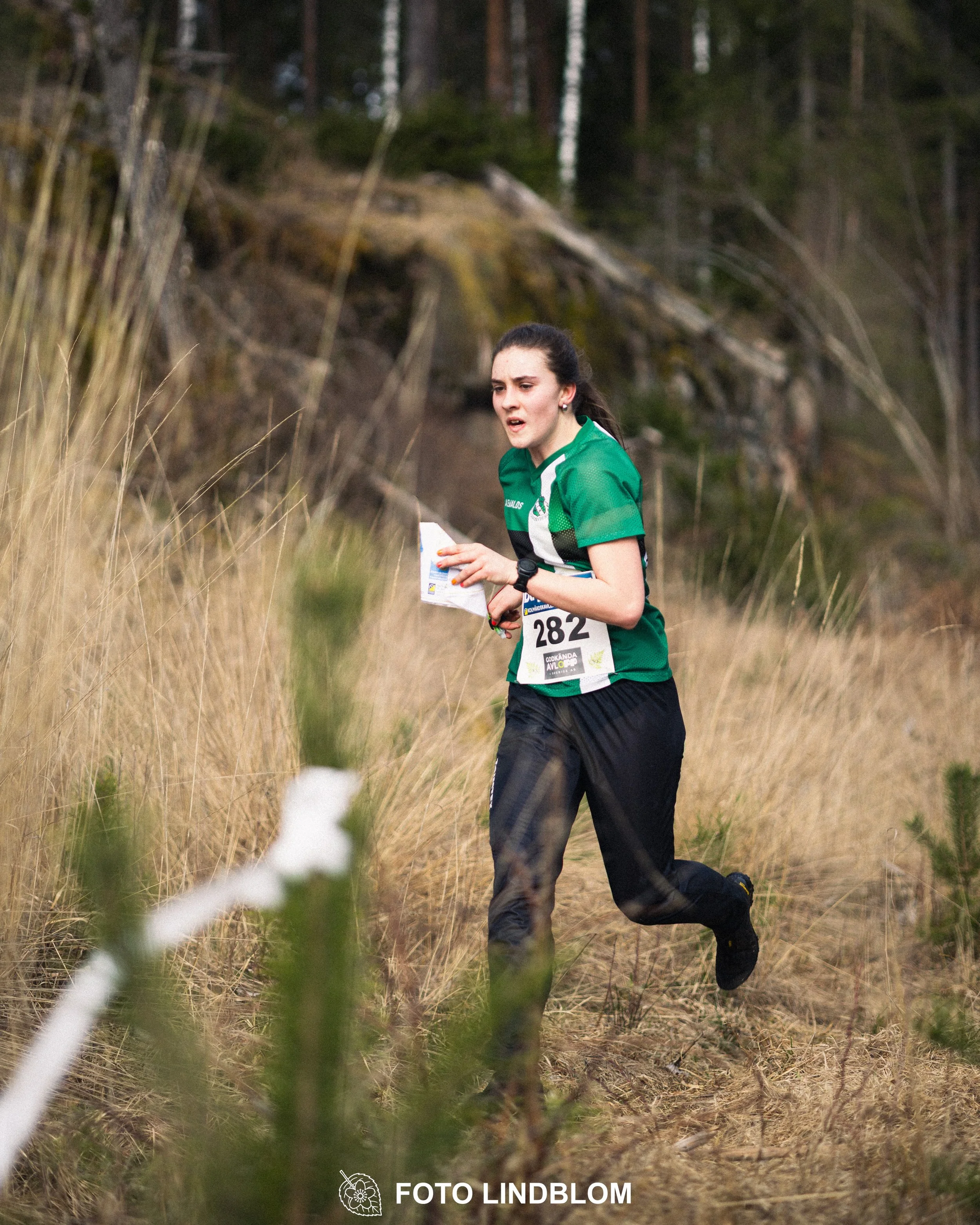 A photo from a relay race in Kolmården during the Swedish orienteering season 2026, captured by Foto Lindblom.