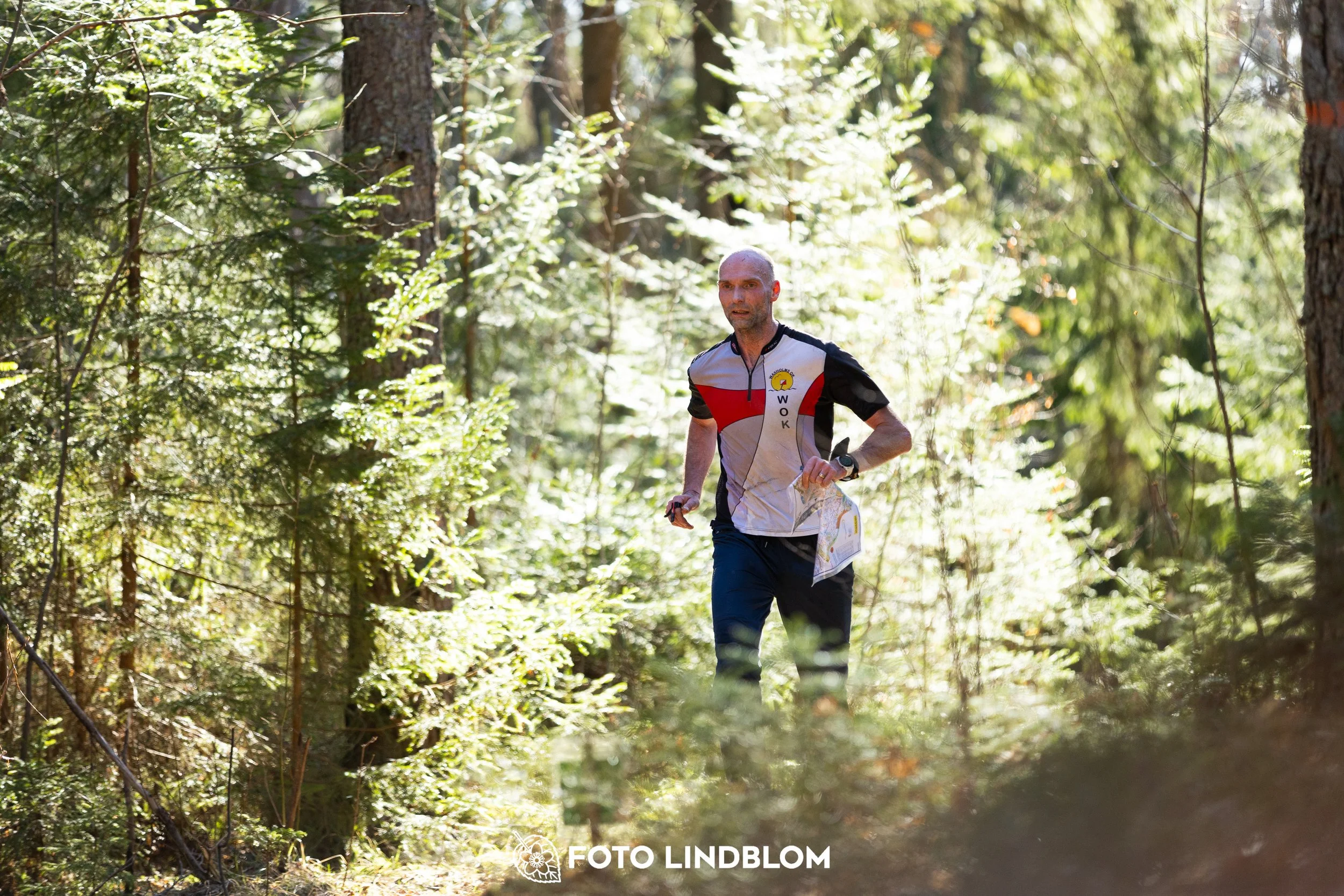 Photo of participants during the 2026 Nyköpingsorienteringen event in Sweden, taken in forest terrain by Foto Lindblom.