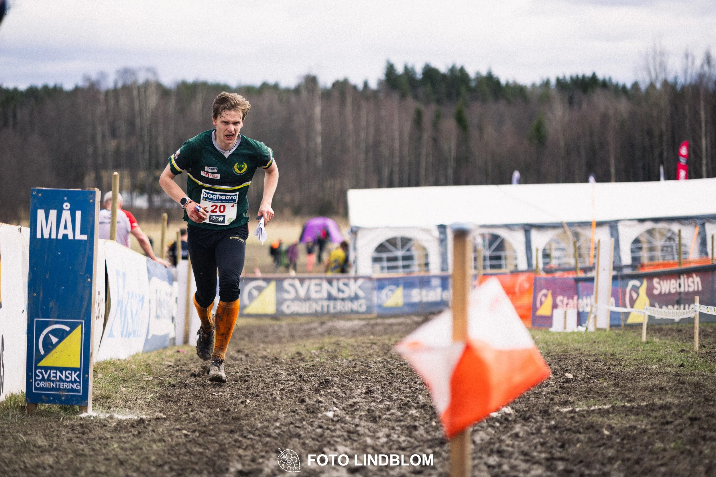 A scene from Kolmårdskavlen, the opening stage of the Swedish relay league 2026, captured by Foto Lindblom.