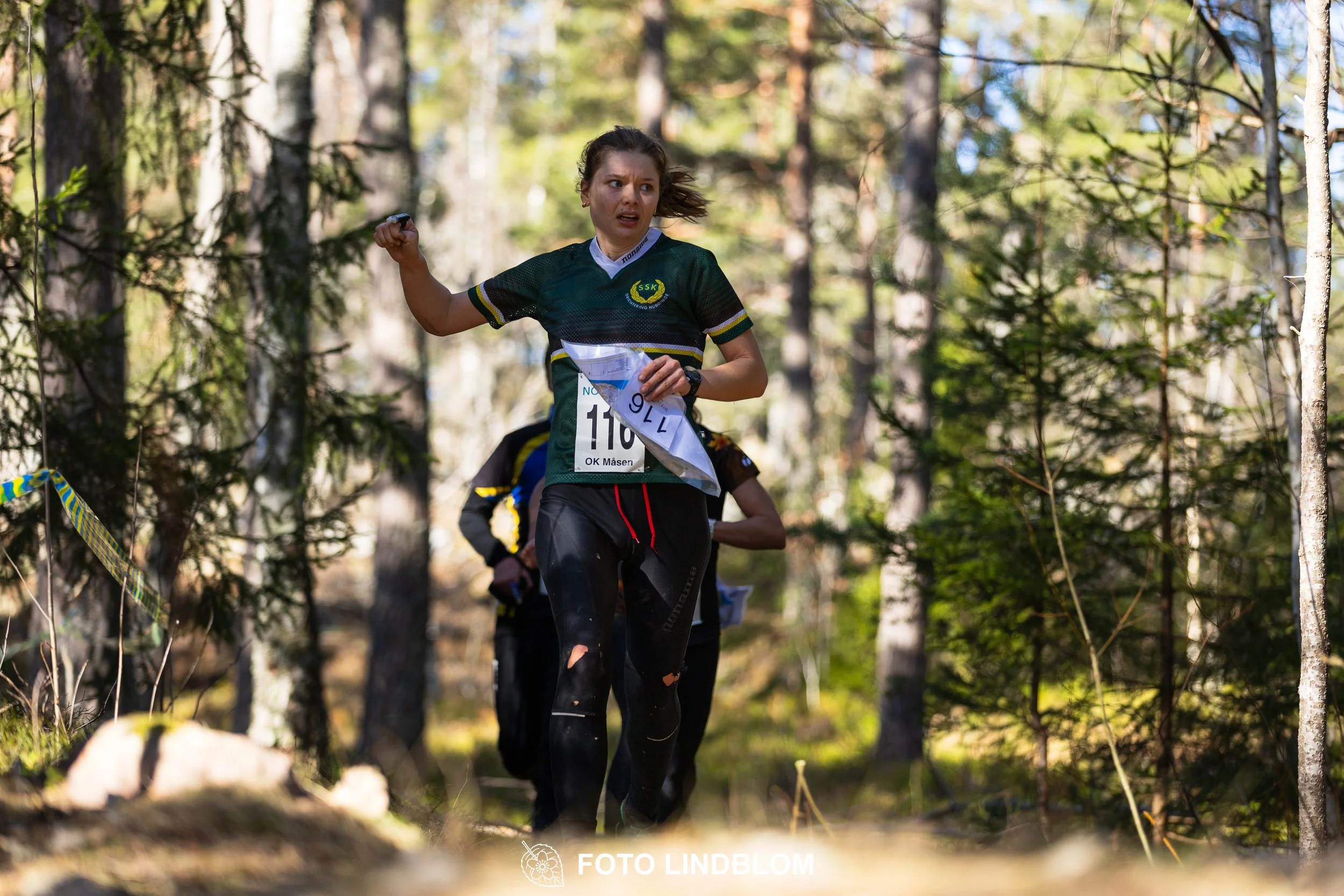 Team relay action at Måsenstafetten 2026, an orienteering competition in forest terrain, photographed by Foto Lindblom.