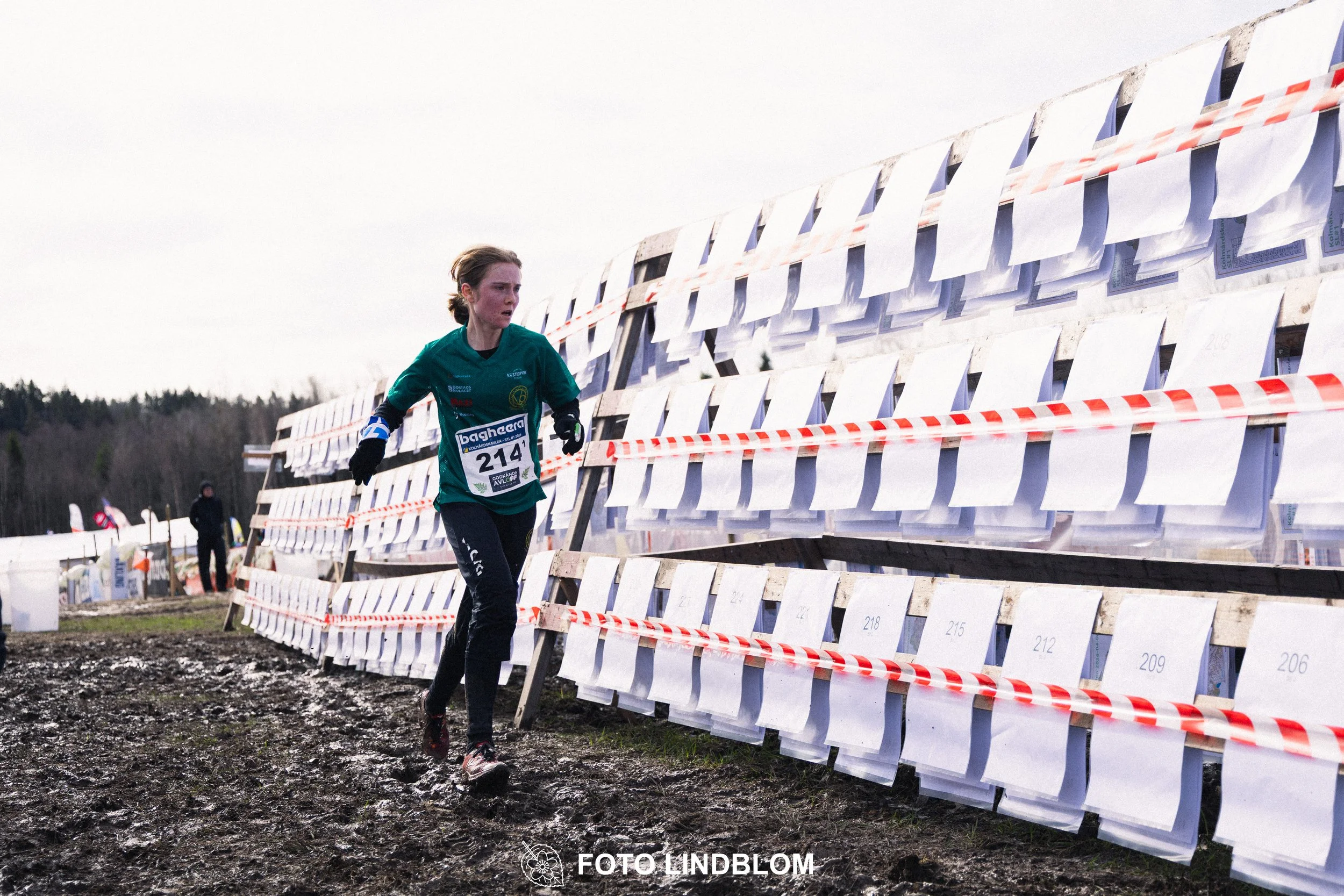 A photo from Kolmårdskavlen during the Swedish relay league 2026, showing Tuva Östangård, captured by Foto Lindblom.