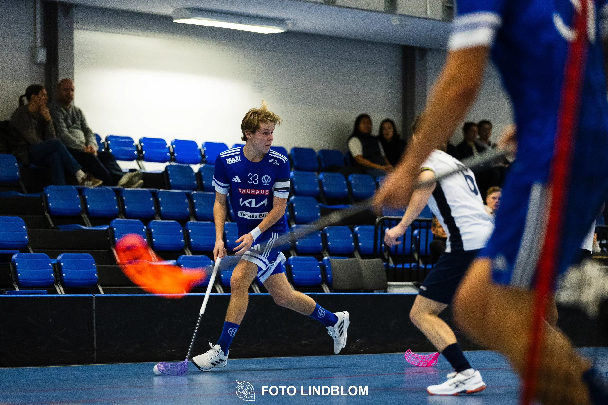 Images of people playing floorball wearing Värmdö IF and FBC Sollentuna team gear. 