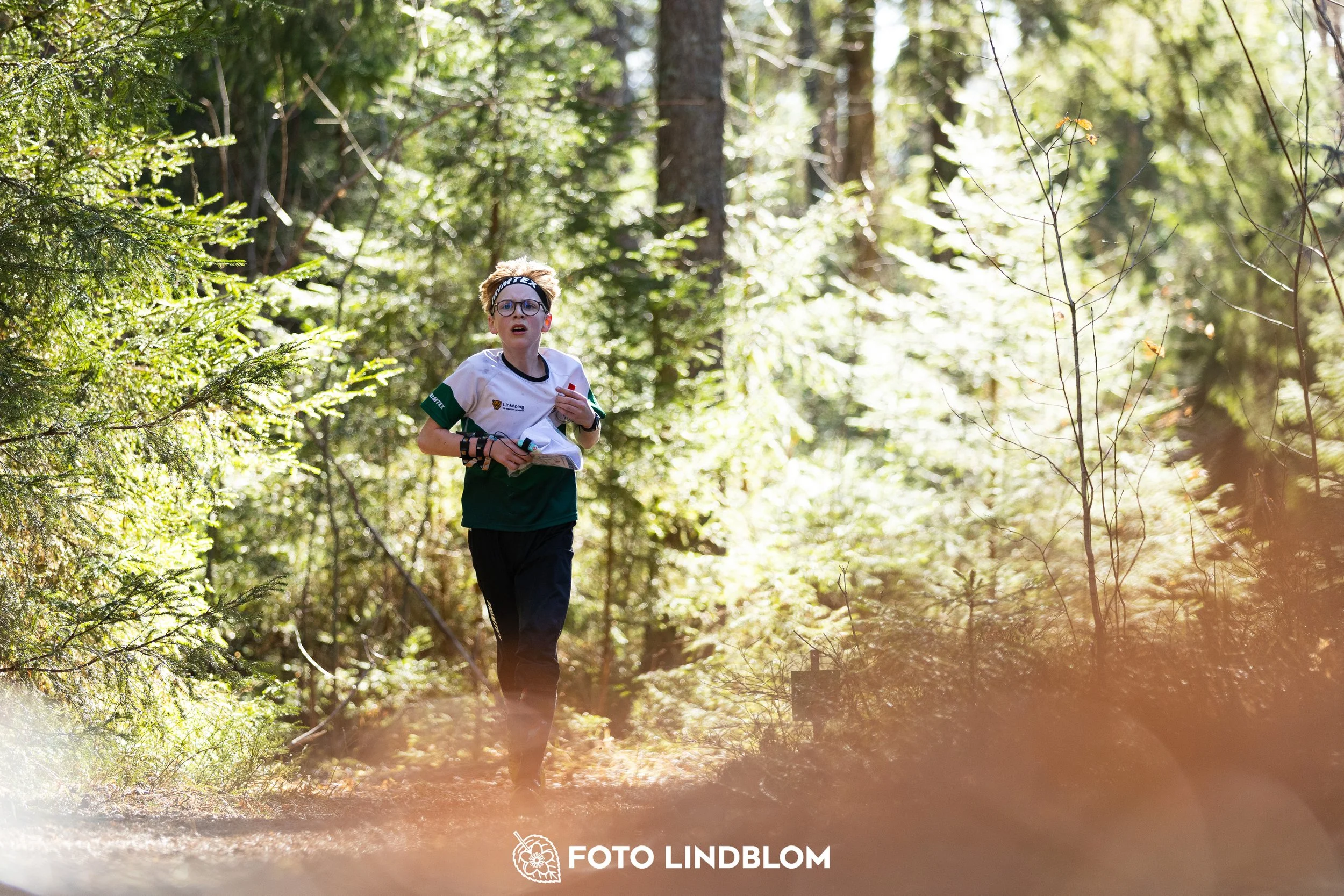An image from Nyköpingsorienteringen 2026 featuring orienteers in a wooded landscape, shot by Foto Lindblom.