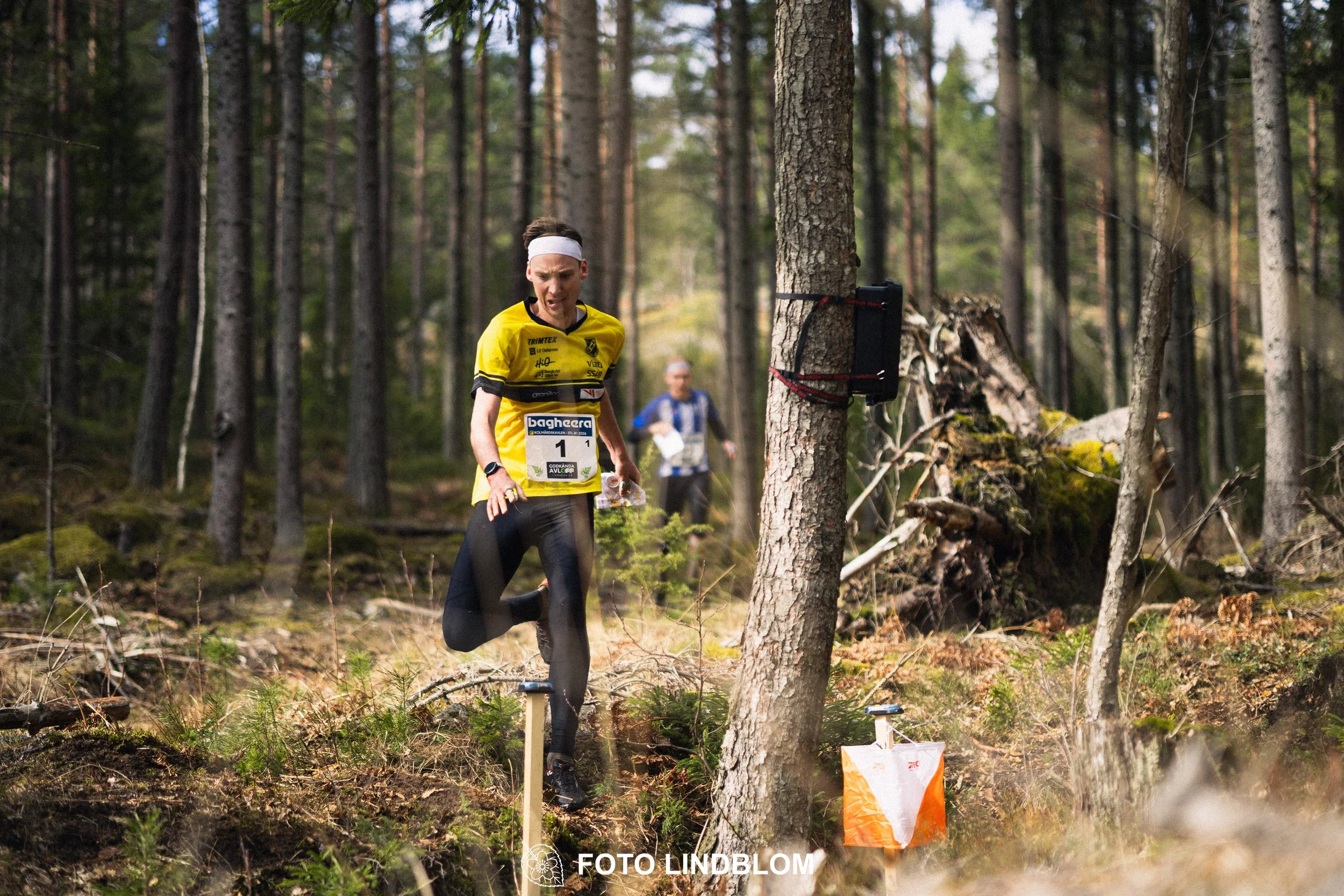 A moment from the relay orienteering event Kolmårdskavlen in spring 2026, showing Emil Svensk, captured by Foto Lindblom.