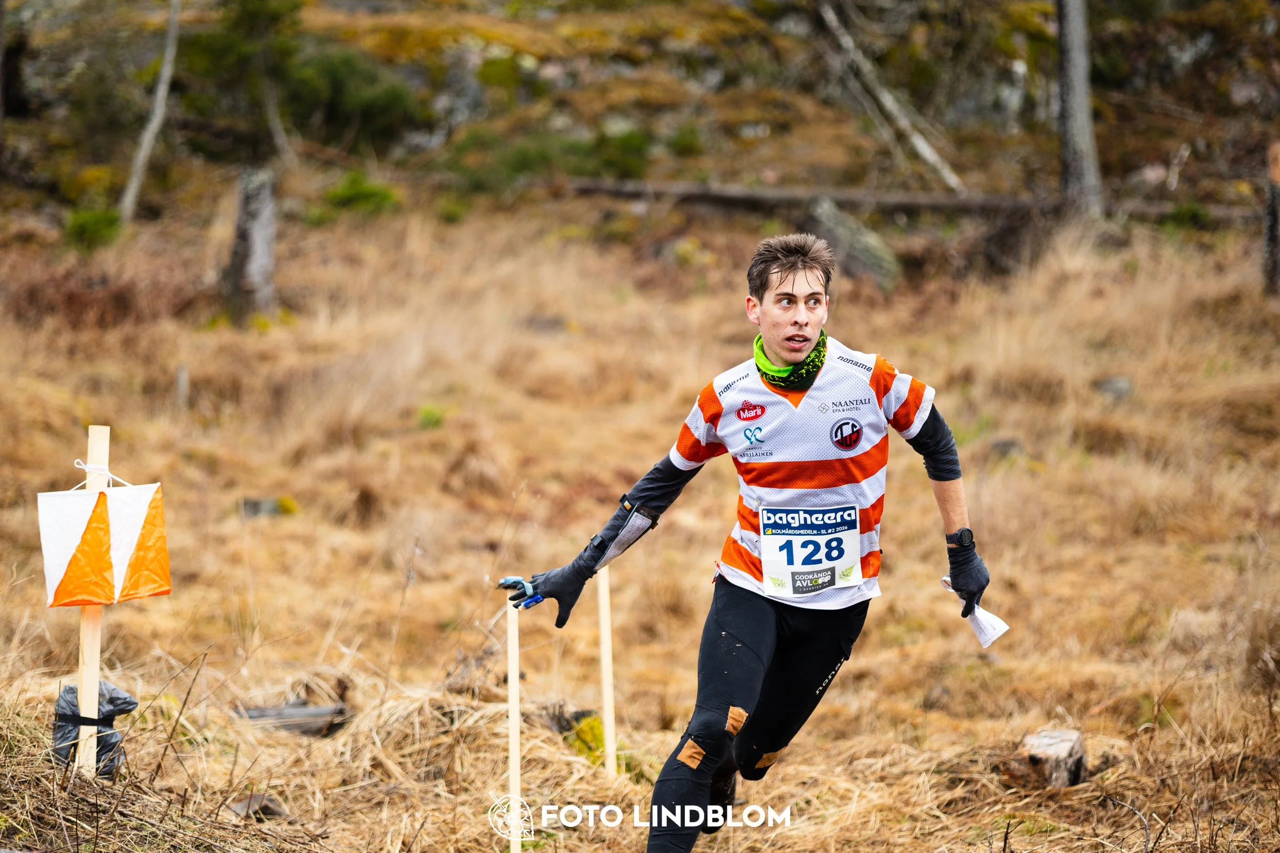 A moment from the 2026 Swedish League middle distance orienteering event in Kolmården, captured by Foto Lindblom.