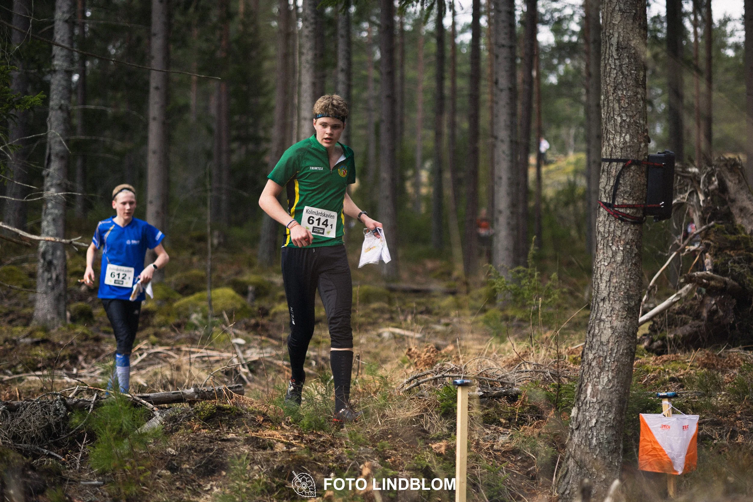 A photo from a relay race in Kolmården during the Swedish orienteering season 2026, captured by Foto Lindblom.