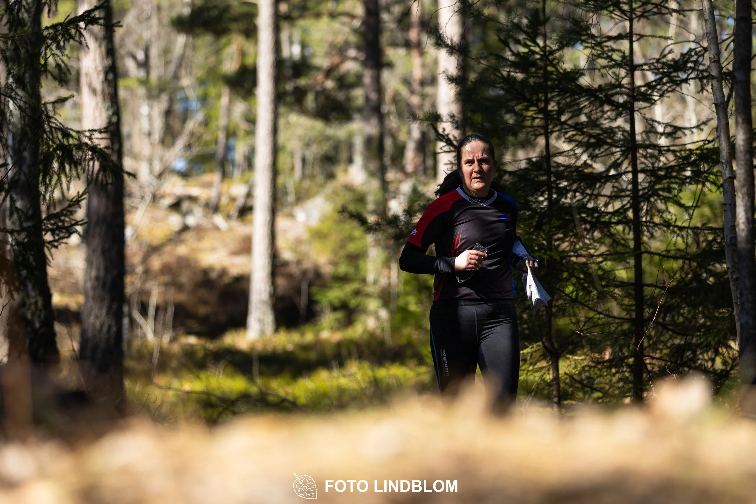 Orienteering relay race at Måsenstafetten 2026, featuring club teams navigating with map and compass, captured by Foto Lindblom.