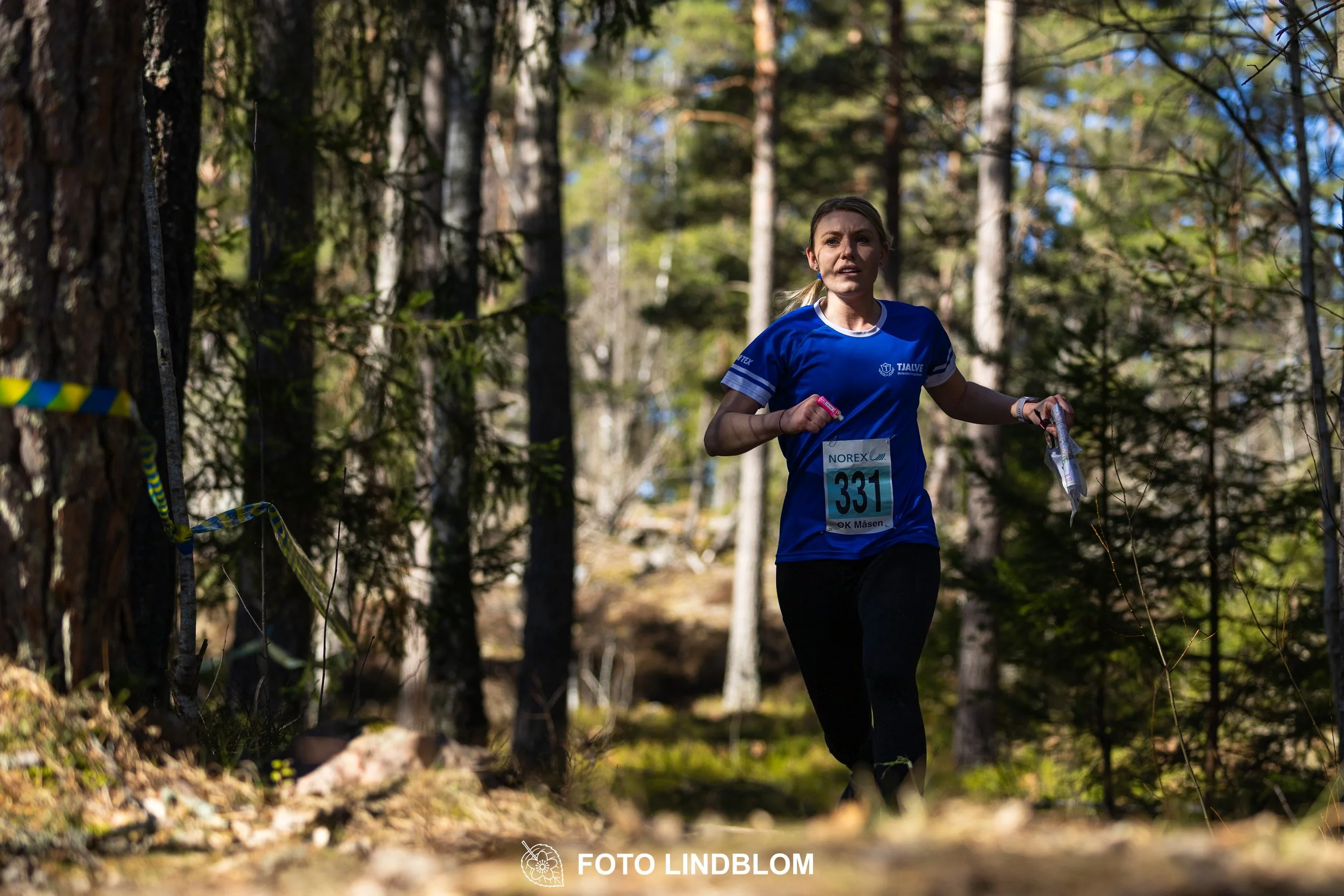 Team relay action at Måsenstafetten 2026, an orienteering competition in forest terrain, photographed by Foto Lindblom.